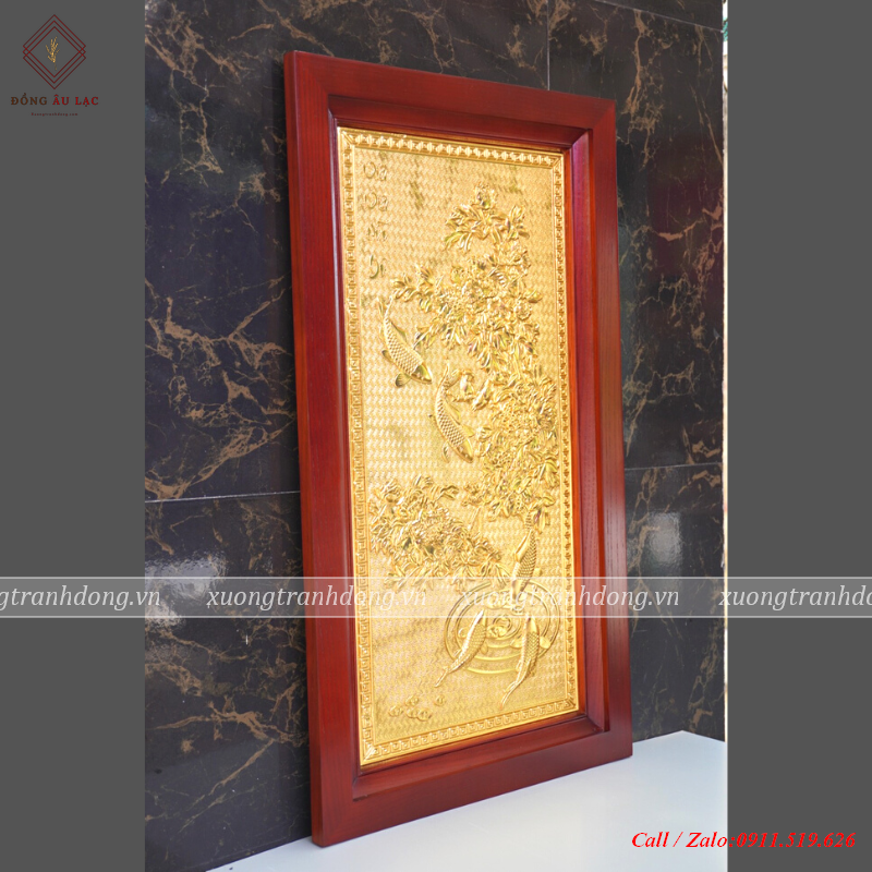 tranh ca chep nien nien huu du 38x68cm ma vang 24k khung go soi