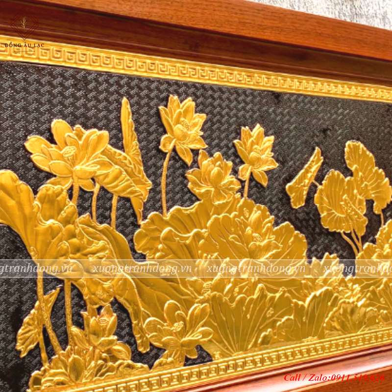 tranh hoa sen kich thuoc 38x68cm ma vang 24k nen den khung go soi