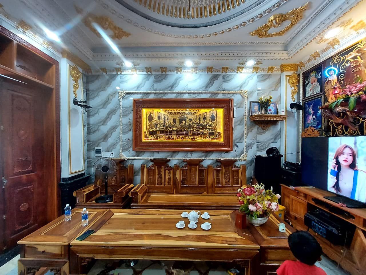 tranh bua tiec ly dong vang gia co khung duc hoa van 2m43x1m33 xuong tranh dong