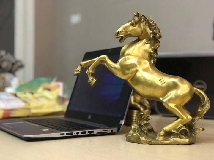 tuong ngua hi dong vang cao 27 5cm xuong tranh dong