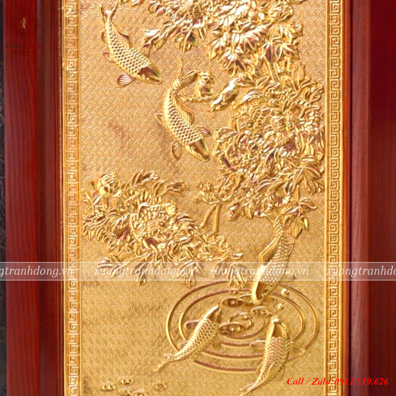 tranh ca chep nien nien huu du 38x68cm ma vang 24k khung go soi