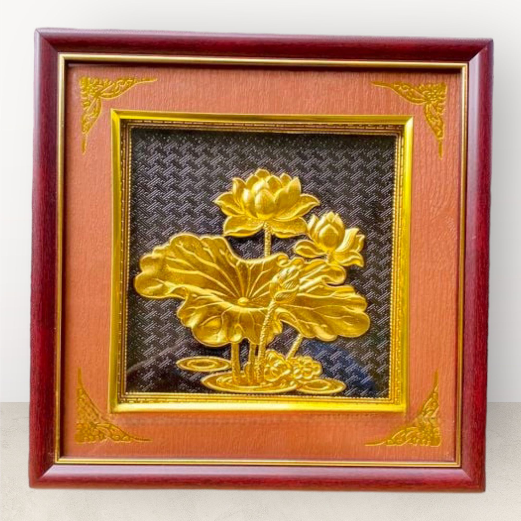 tranh qua tang hoa sen dong vang dat vang de ban kich thuoc 26x26cm nen den xuong tranh dong