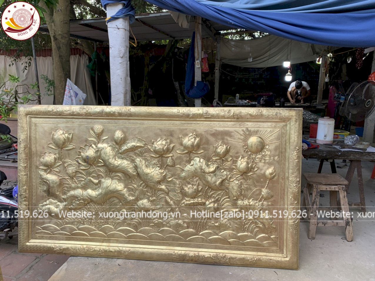 tranh hoa sen dong vang gia co khung dong 1m97x1m07 xuong tranh dong