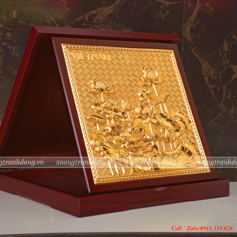 hop qua tang hoa sen vuong 23x23cm ma vang