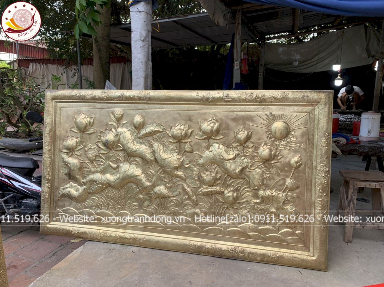 tranh hoa sen dong vang gia co khung dong 1m97x1m07 xuong tranh dong