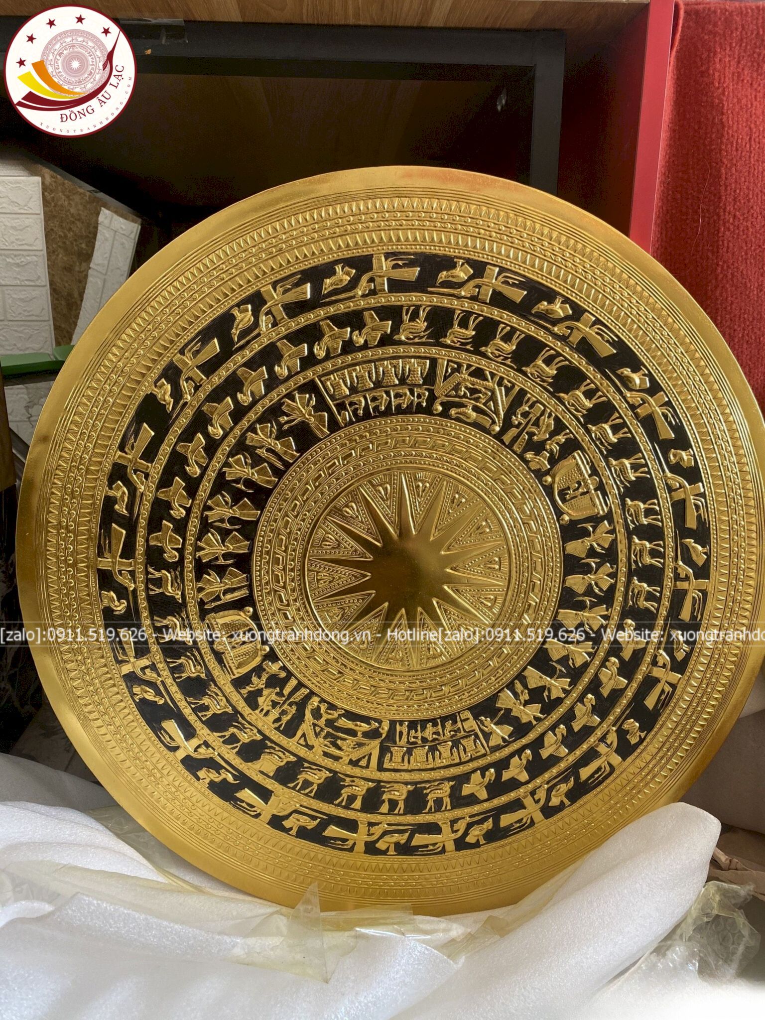 tranh trong dong dong vang dat vang ve nen kich thuoc 1m27x1m27 xuong tranh dong