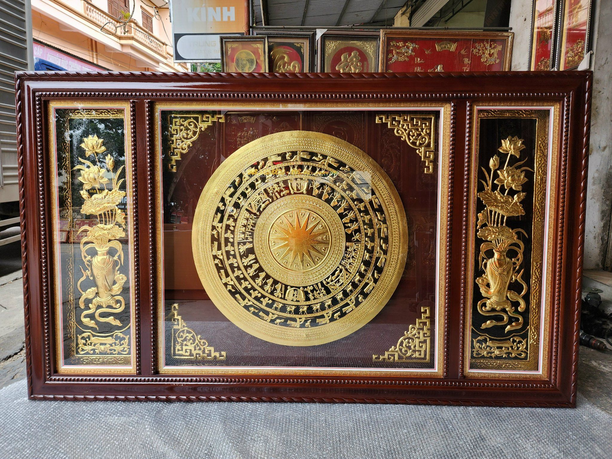 tranh trong dong luc binh hoa sen dong vang dat vang kich thuoc 1m97x1m07 xuong tranh dong