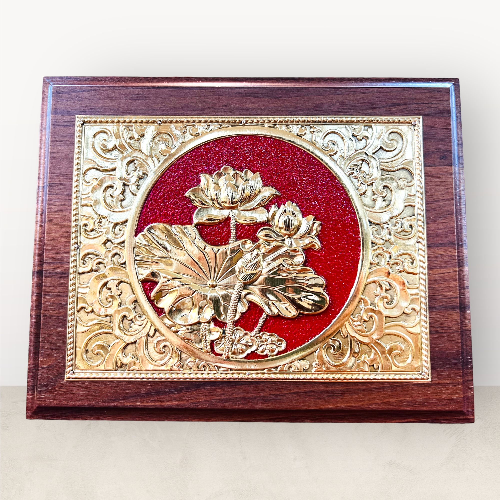 tranh qua tang hoa sen bang dong vang de ban kich thuoc 20x25cm mau 2 xuong tranh dong