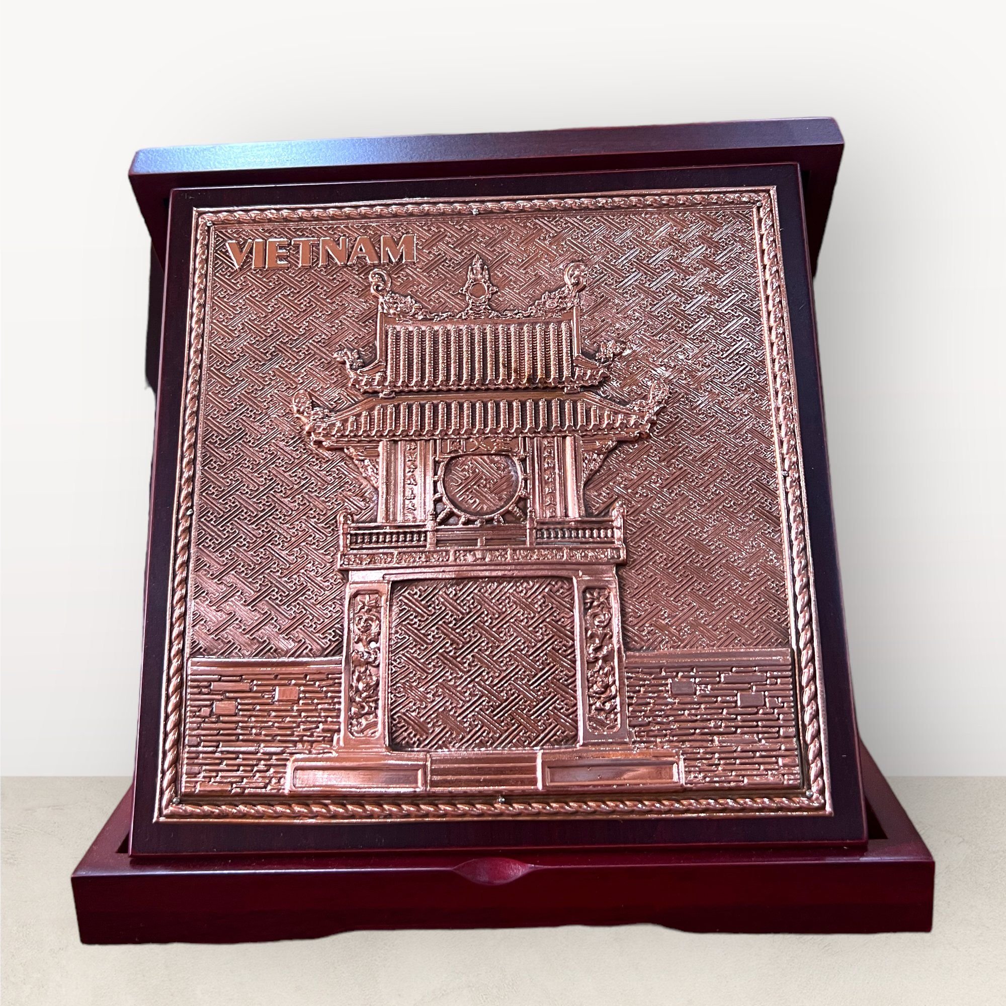 tranh qua tang danh lam van mieu bang dong do de ban kich thuoc 16x16cm xuong tranh dong