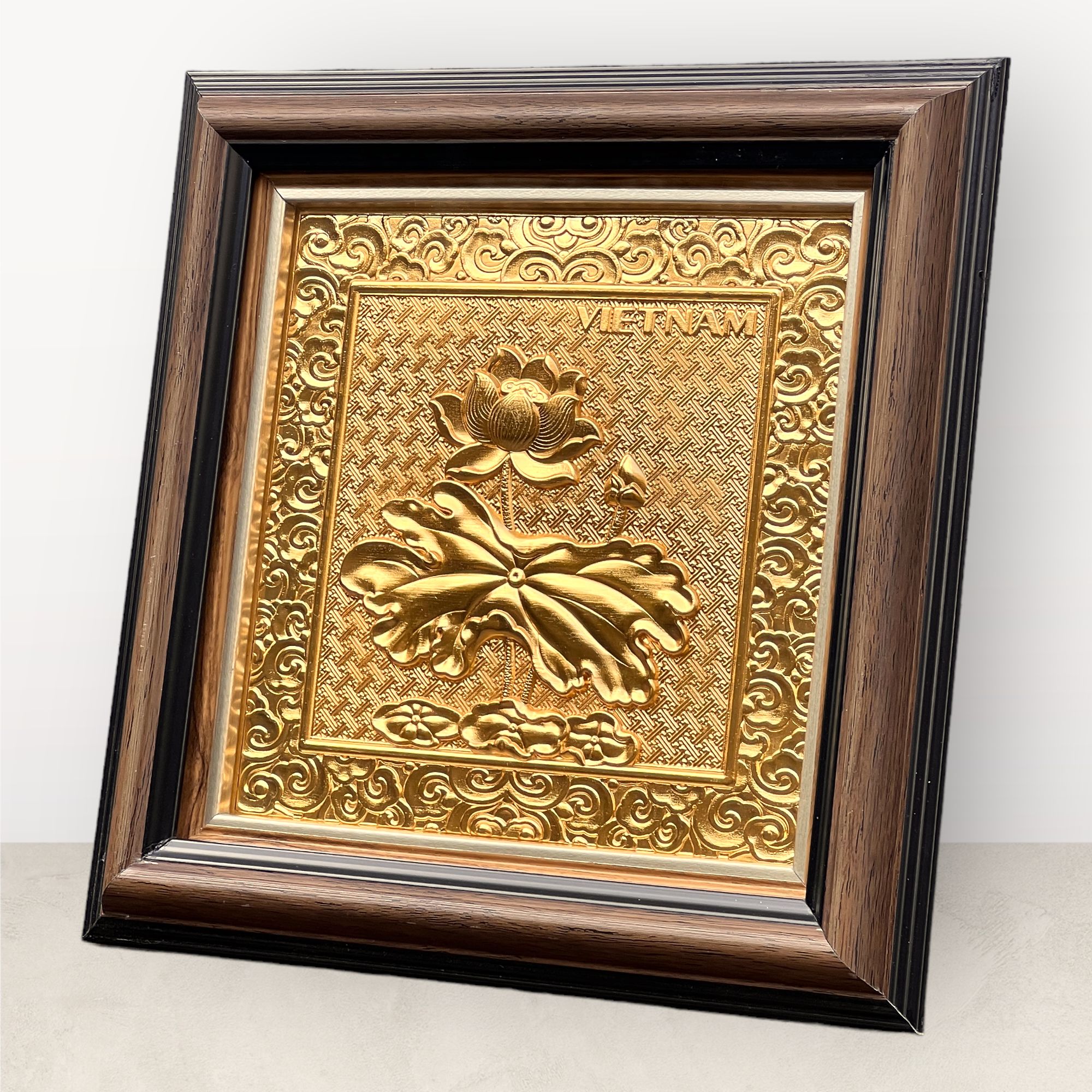 tranh qua tang hoa sen bang dong vang ma vang 24k de ban kich thuoc 26x26cm mau 2 xuong tranh dong