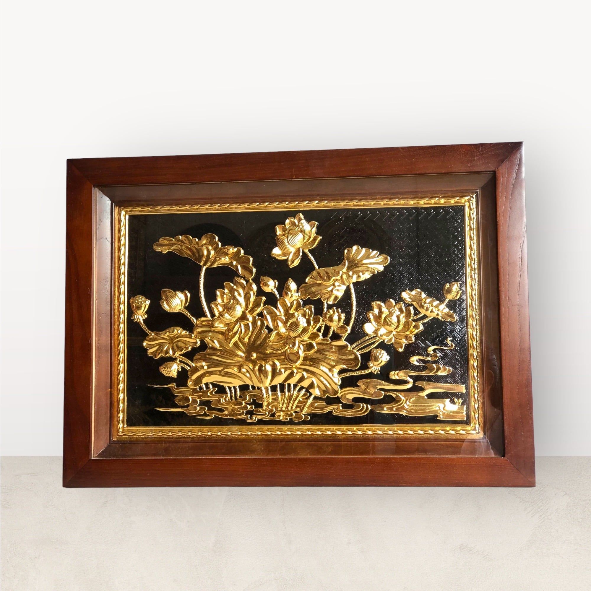 tranh qua tang hoa sen dong vang ma vang 24k kich thuoc 38x54cm mau 2 xuong tranh dong