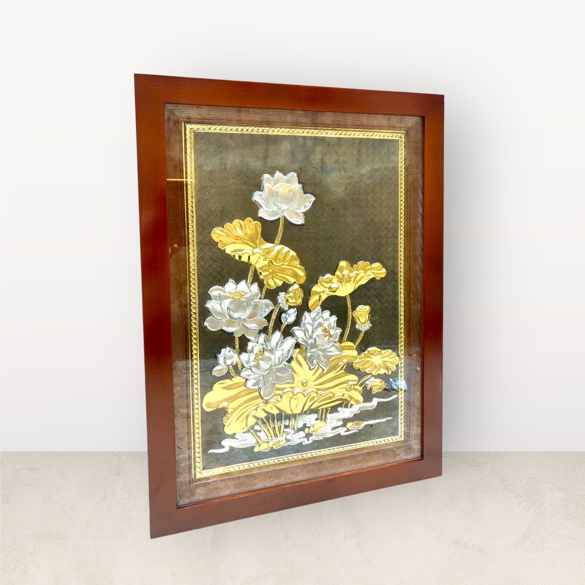 tranh qua tang hoa sen dong vang dat vang cong nghiep kich thuoc 38x54cm mau 3 xuong tranh dong