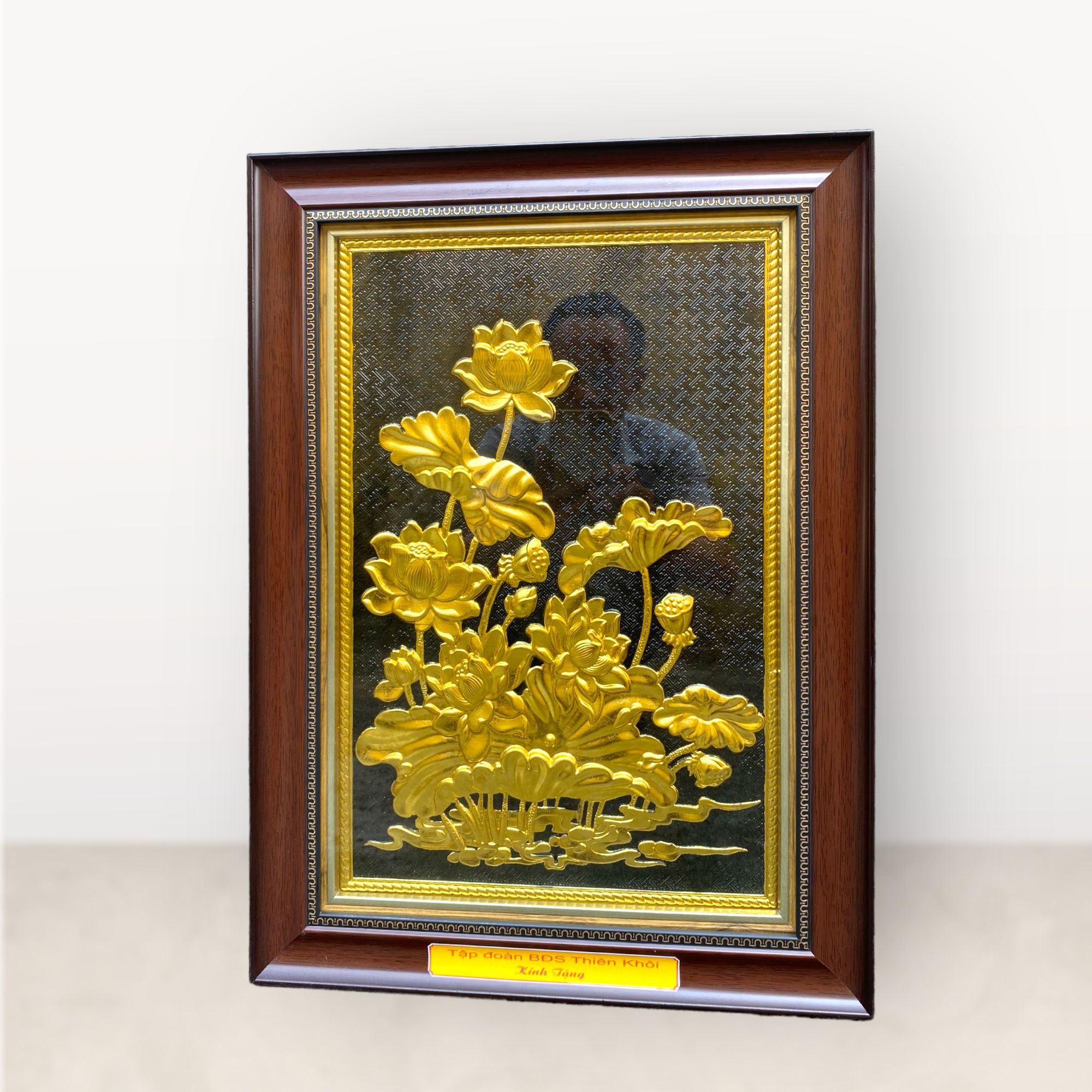tranh qua tang hoa sen dong vang dat vang cong nghiep kich thuoc 38x54cm mau 5 xuong tranh dong