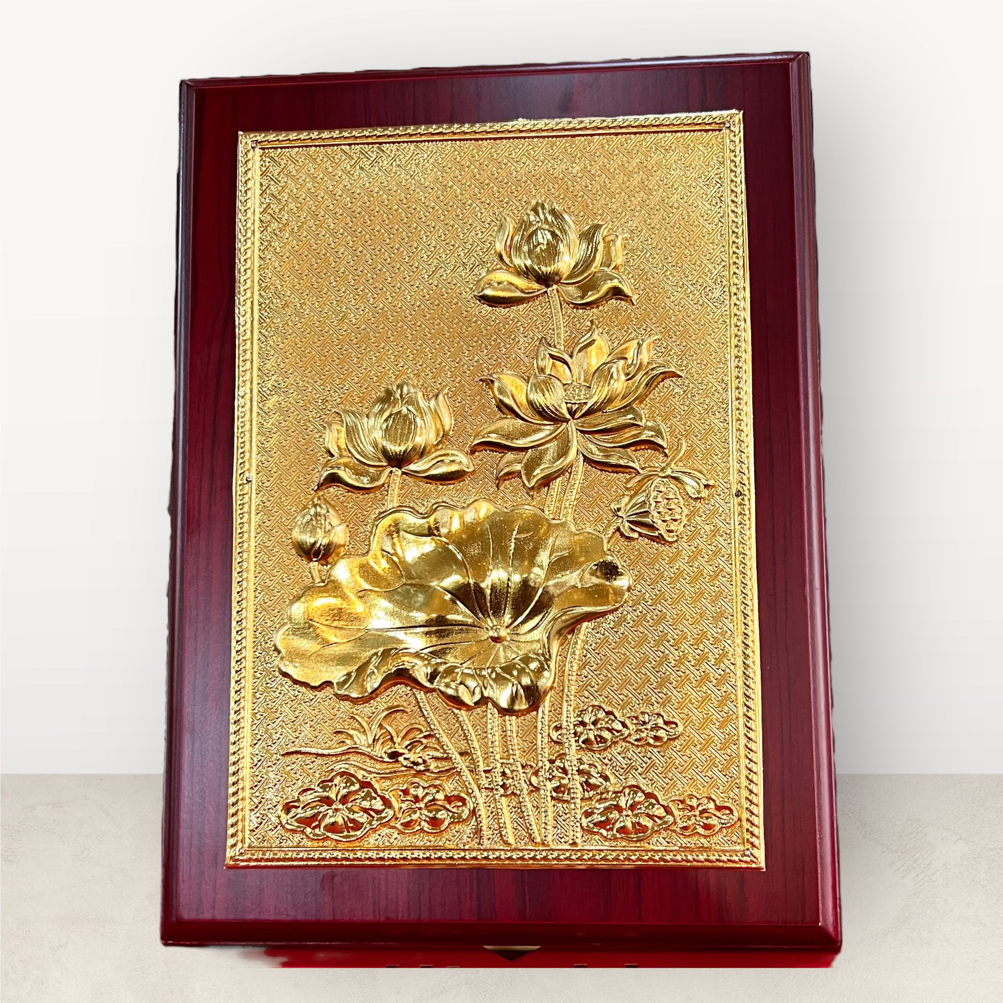 tranh qua tang hoa sen bang dong vang ma vang 24k de ban kich thuoc 23x32cm mau 3 xuong tranh dong