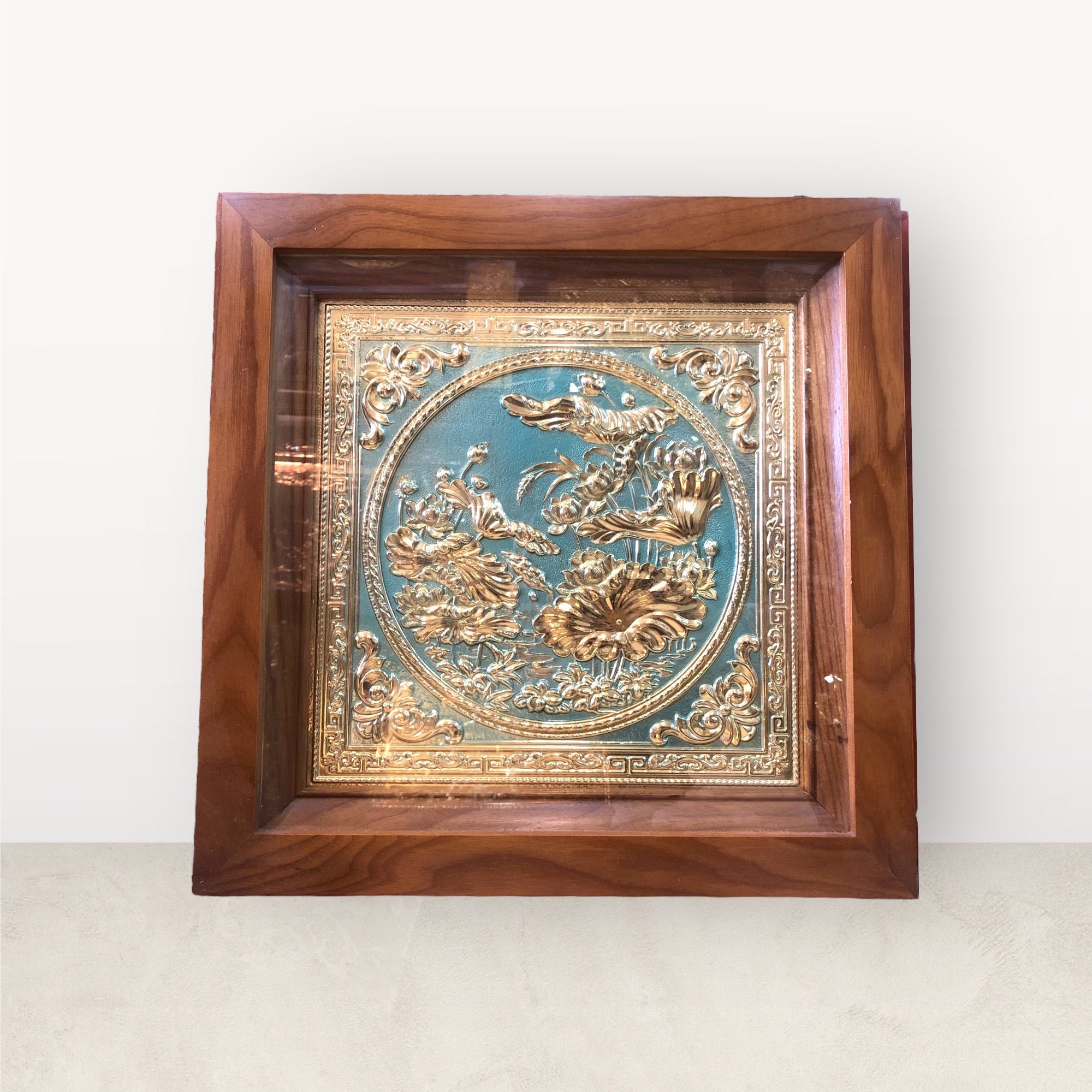 tranh qua tang hoa sen dong vang kich thuoc 38x38cm mau 7 xuong tranh dong