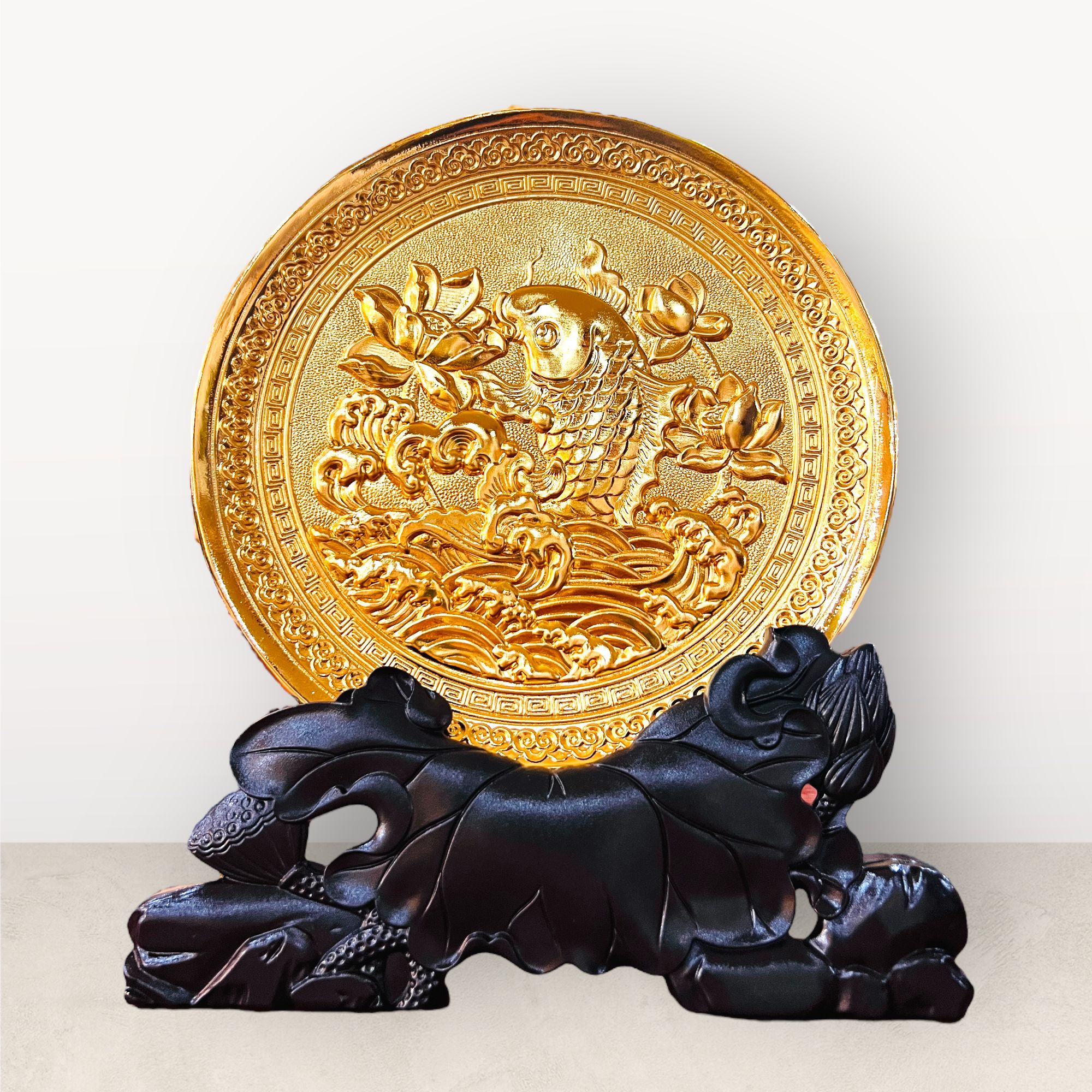 tranh qua tang hoa sen ca dia dong vang de ban de go ma vang 24k duong kinh 19cm xuong tranh dong