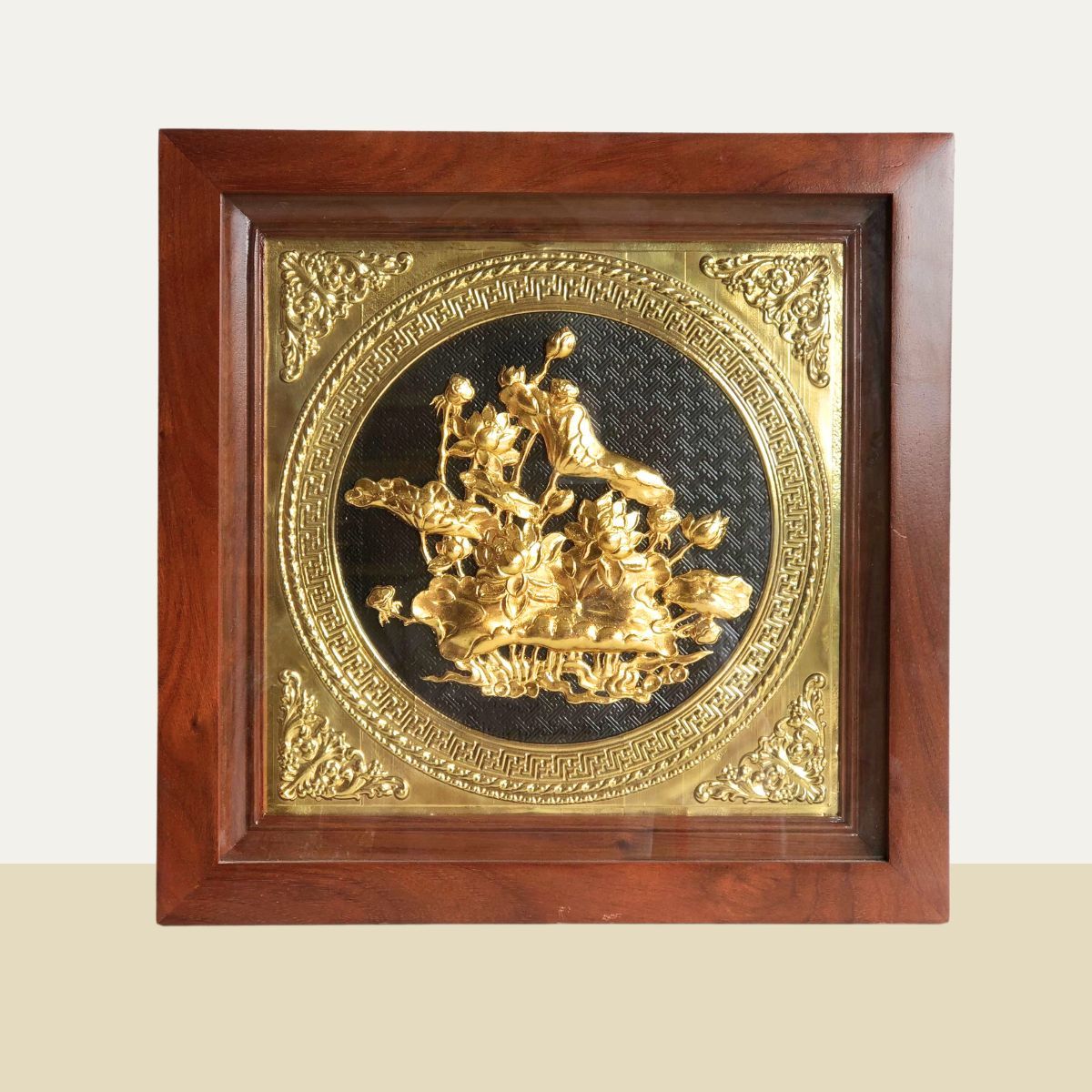 tranh qua tang hoa sen dong vang dat vang cong nghiep kich thuoc 38x38cm xuong tranh dong