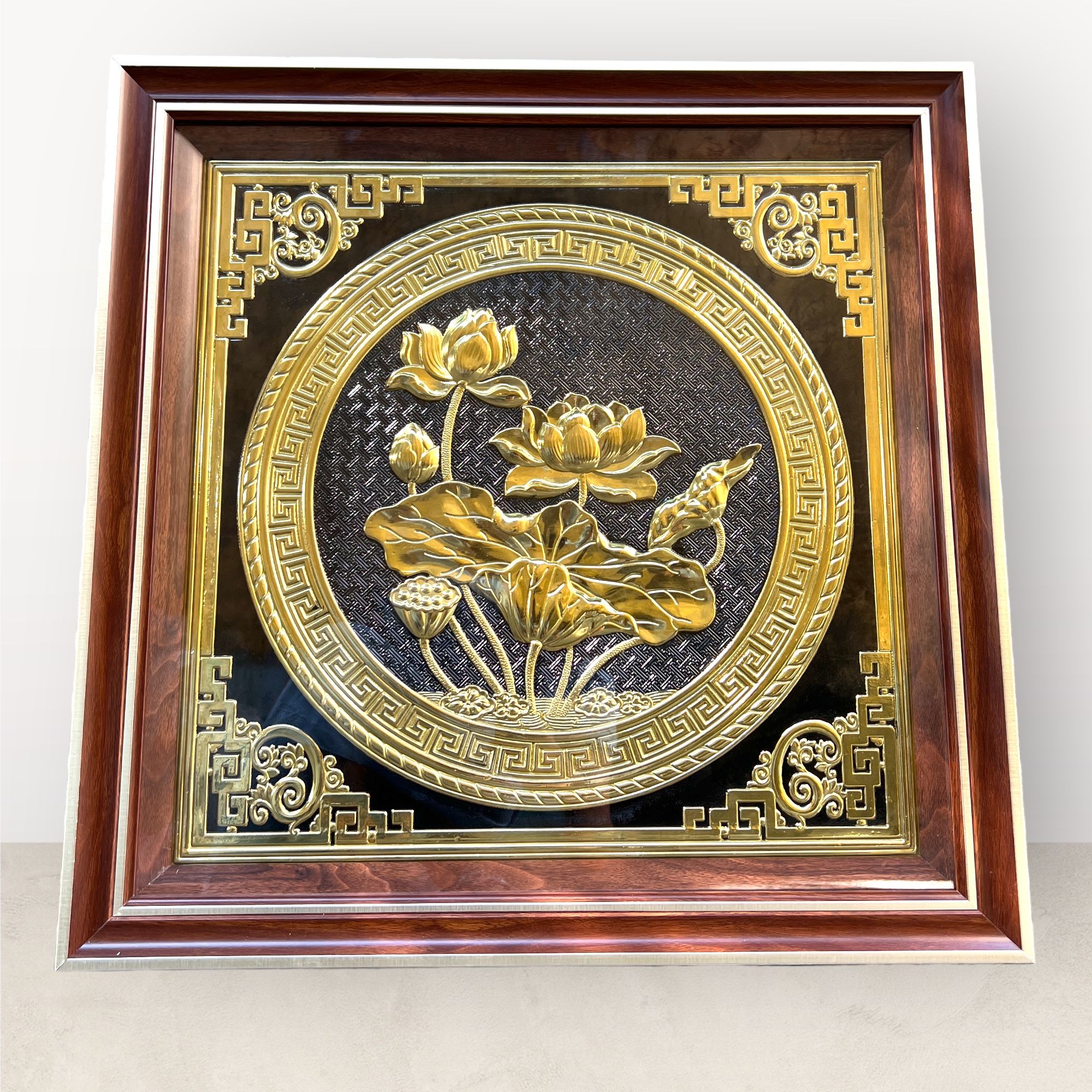 tranh qua tang hoa sen dong vang kich thuoc 68x68cm mau 2 xuong tranh dong