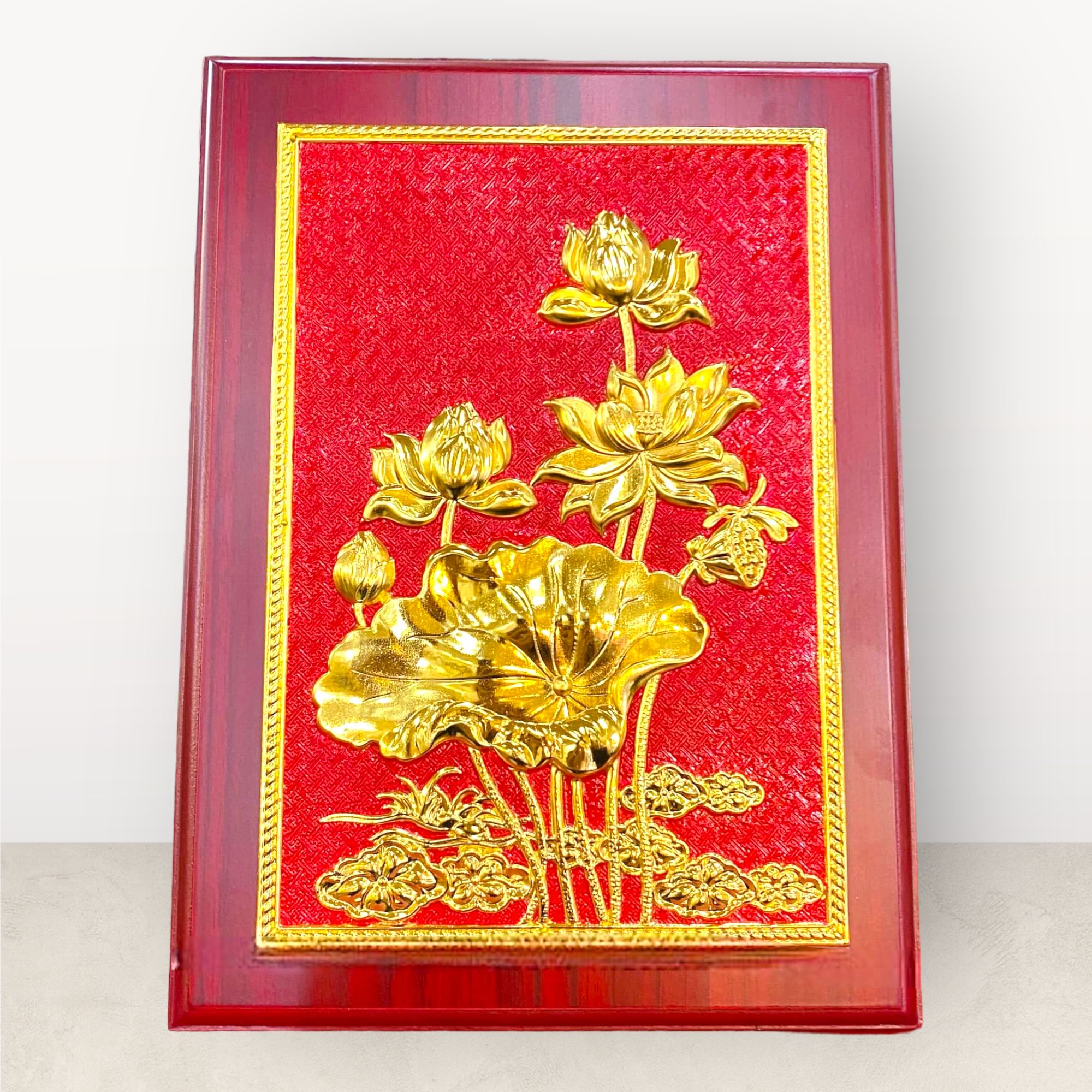 tranh qua tang hoa sen bang dong vang ma vang 24k de ban kich thuoc 23x32cm mau 1 xuong tranh dong