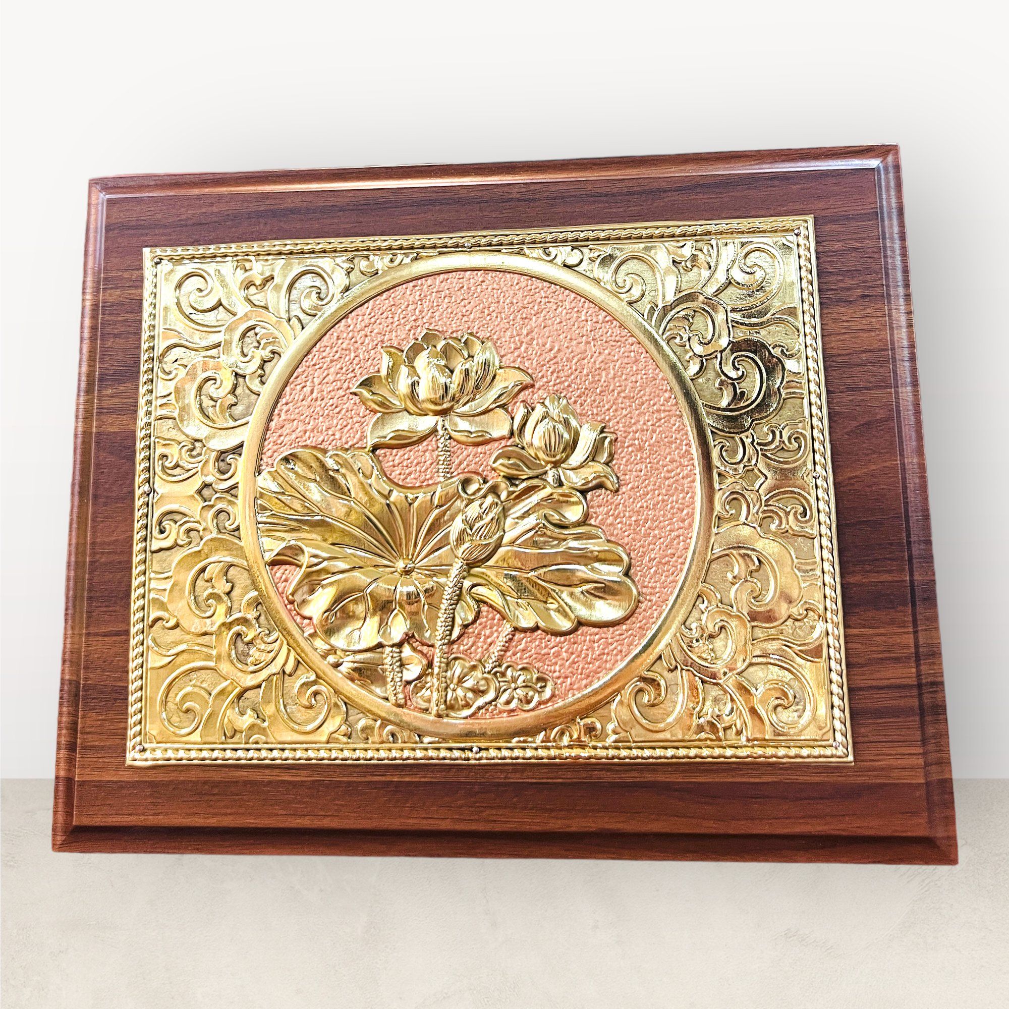 tranh qua tang hoa sen bang dong vang de ban kich thuoc 20x25cm mau 3 xuong tranh dong