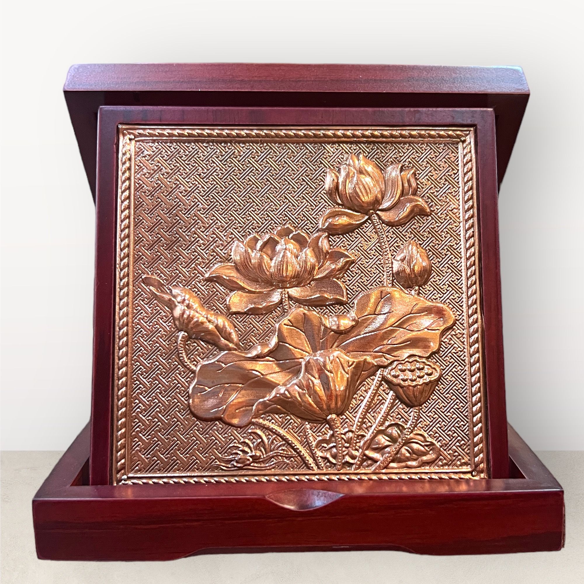 tranh qua tang hoa sen dong do de ban hop do kich thuoc 16x16cm xuong tranh dong