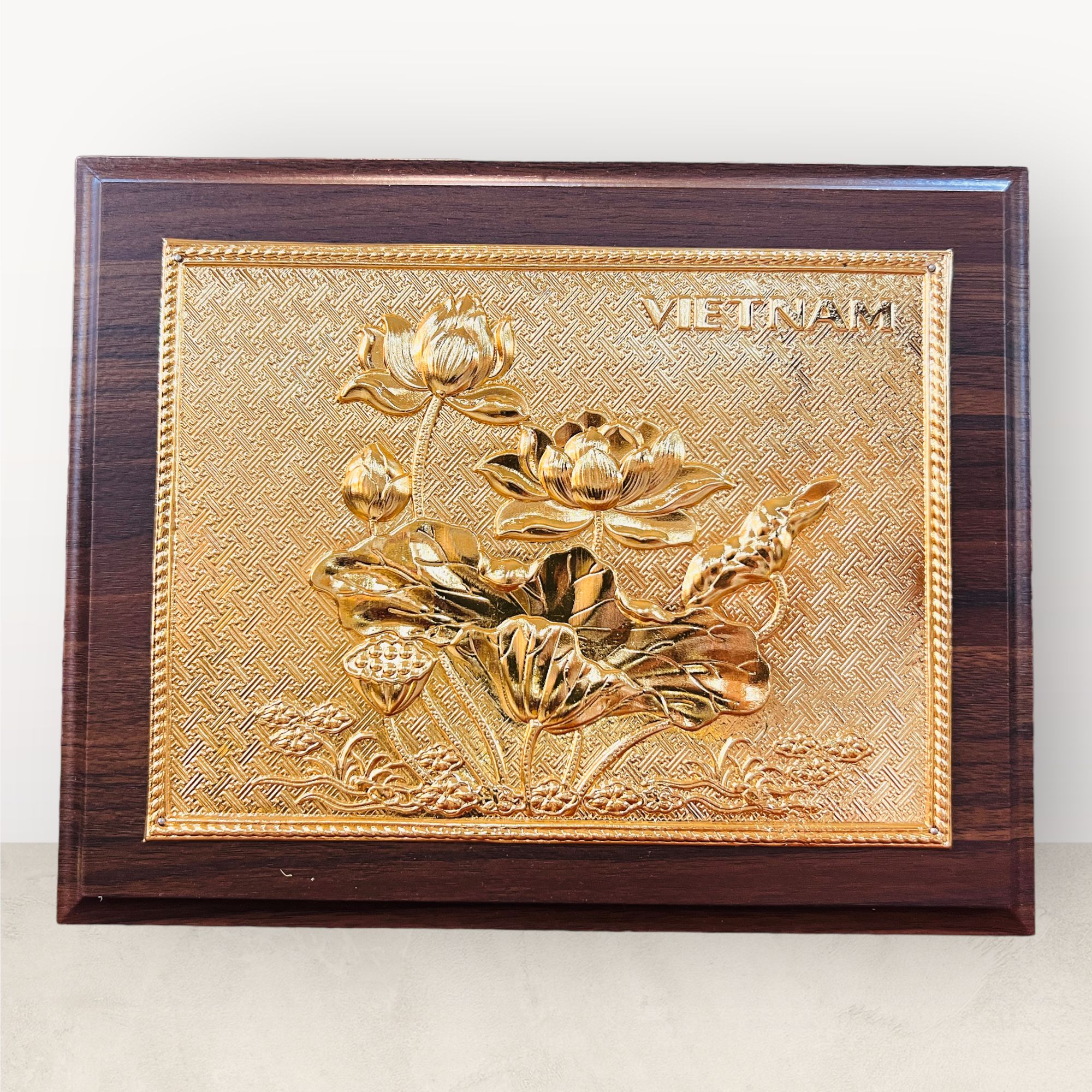 tranh qua tang hoa sen bang dong vang ma vang 24k de ban kich thuoc 20x25cm mau 2 xuong tranh dong