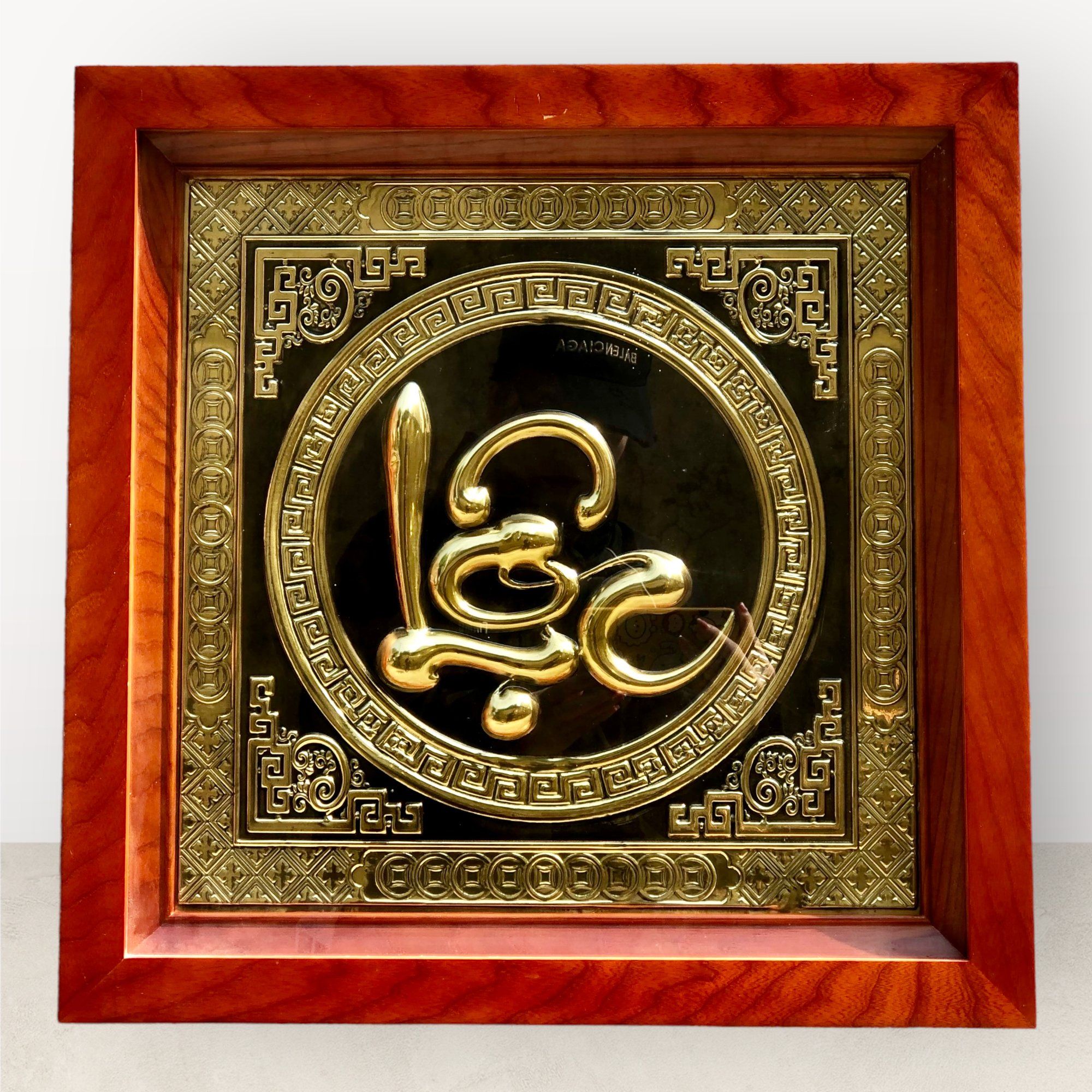 tranh qua tang chu loc bang dong vang kich thuoc 45x45cm mau 2 xuong tranh dong