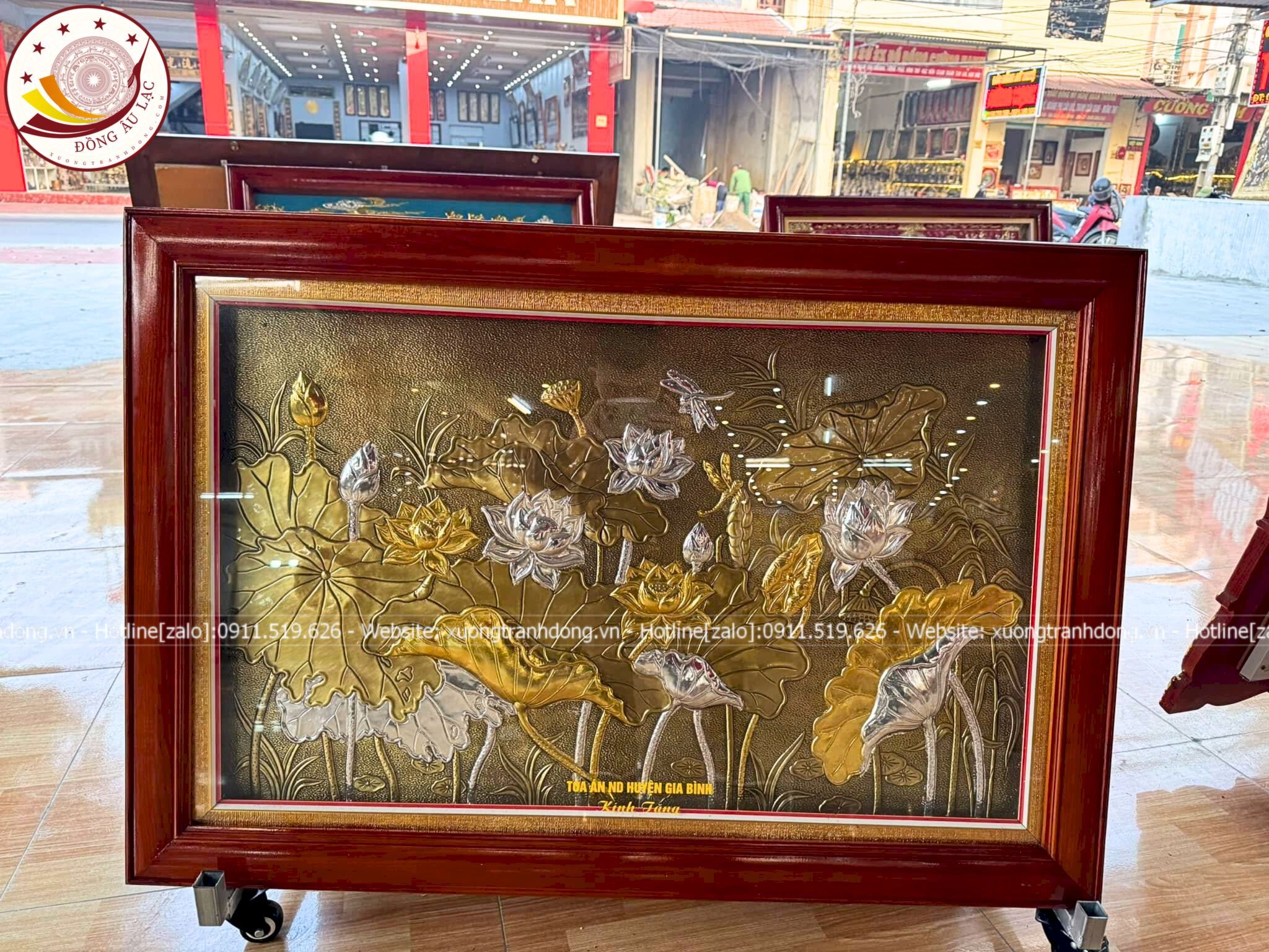 tranh hoa sen dong vang dat vang bac 1m12x72cm xuong tranh dong