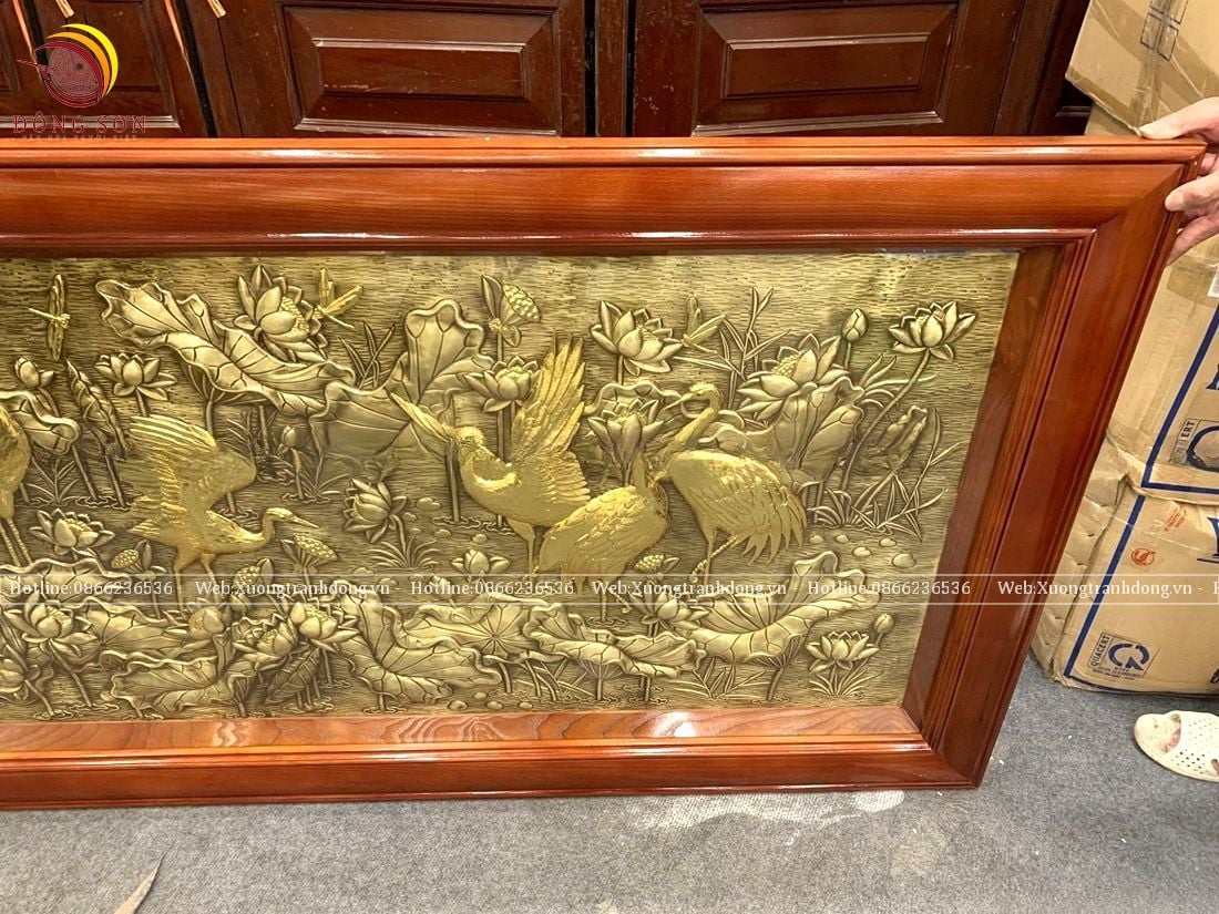 tranh sen hac bang dong vang kich thuoc 107x197cm nen xuoc gia co