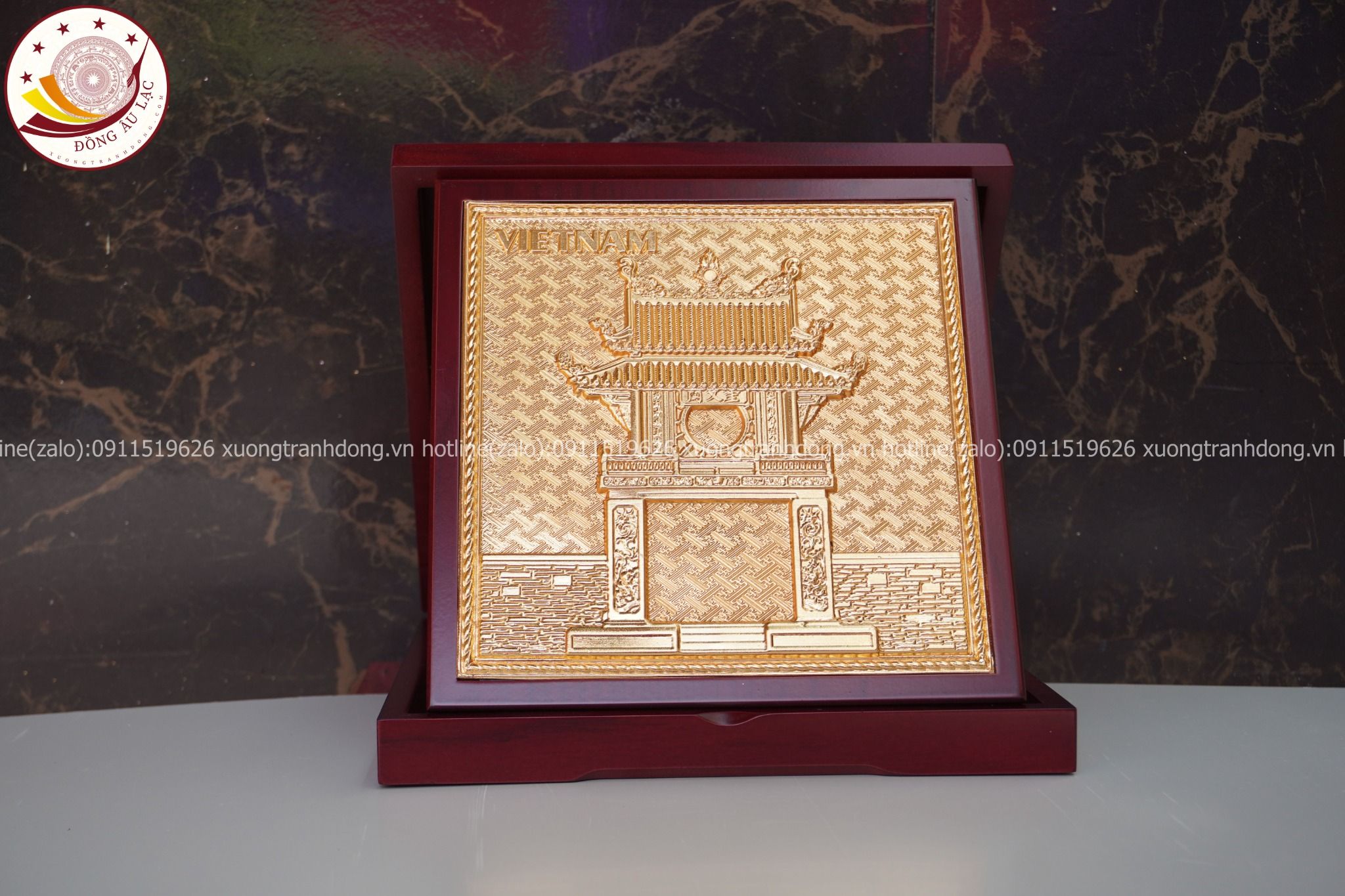 tranh qua tang danh lam van mieu bang dong vang ma vang 24k de ban kich thuoc 23x23cm xuong tranh dong