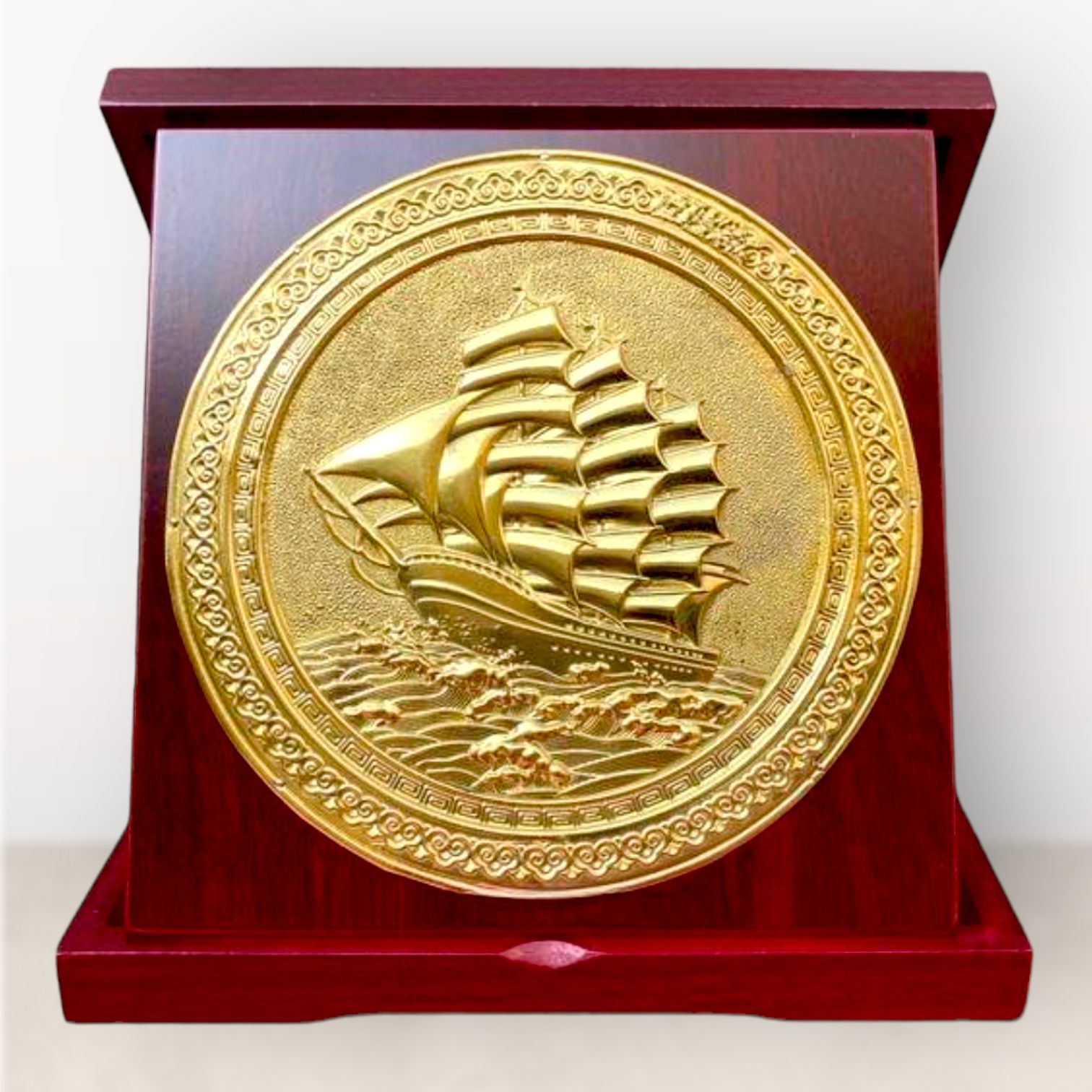 tranh qua tang thuan buom xuoi gio de ban dong vang kich thuoc 23cm mau 2 xuong tranh dong