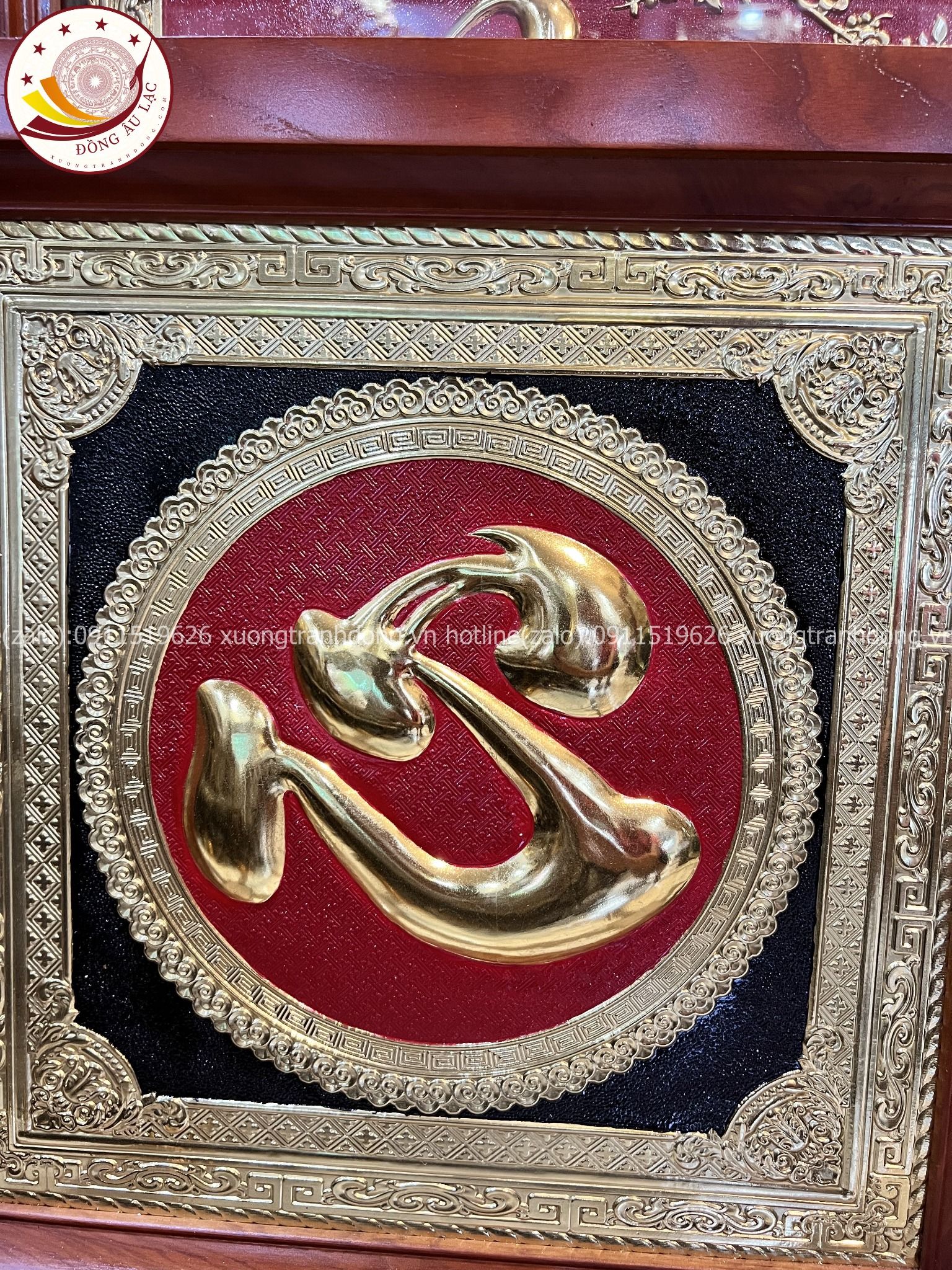 tranh qua tang chu tam bang dong vang kich thuoc 48x48cm xuong tranh dong