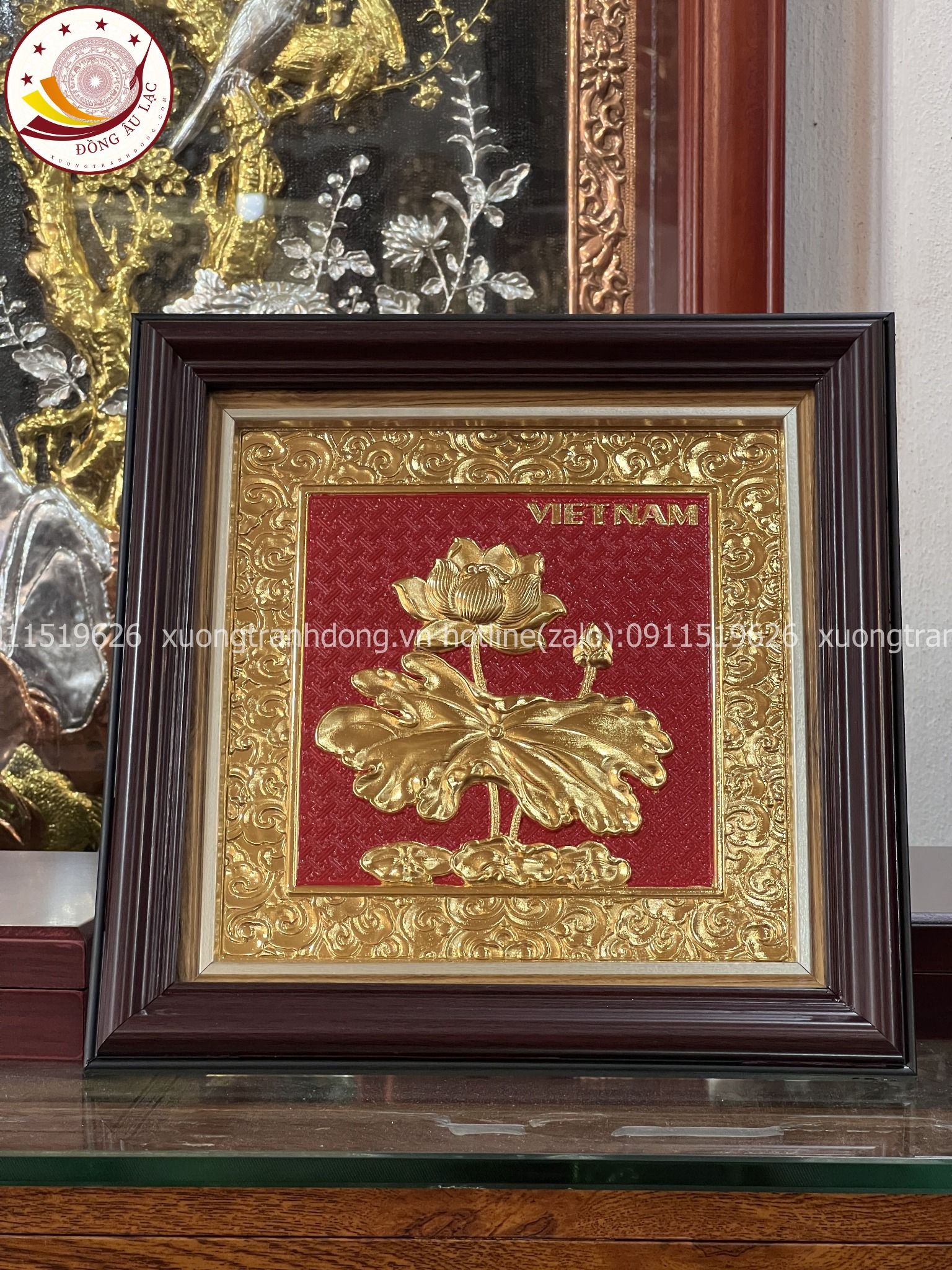 tranh qua tang hoa sen bang dong vang ma vang 24k de ban kich thuoc 26x26cm mau 1 xuong tranh dong