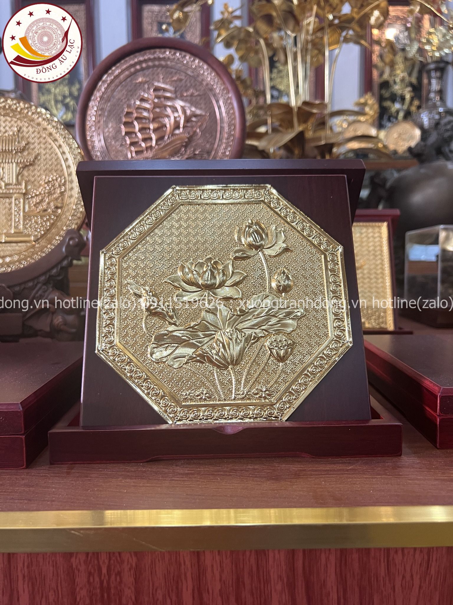 tranh qua tang hoa sen dong vang ma vang 24k de ban kich thuoc 23x23cm mau 2 xuong tranh dong