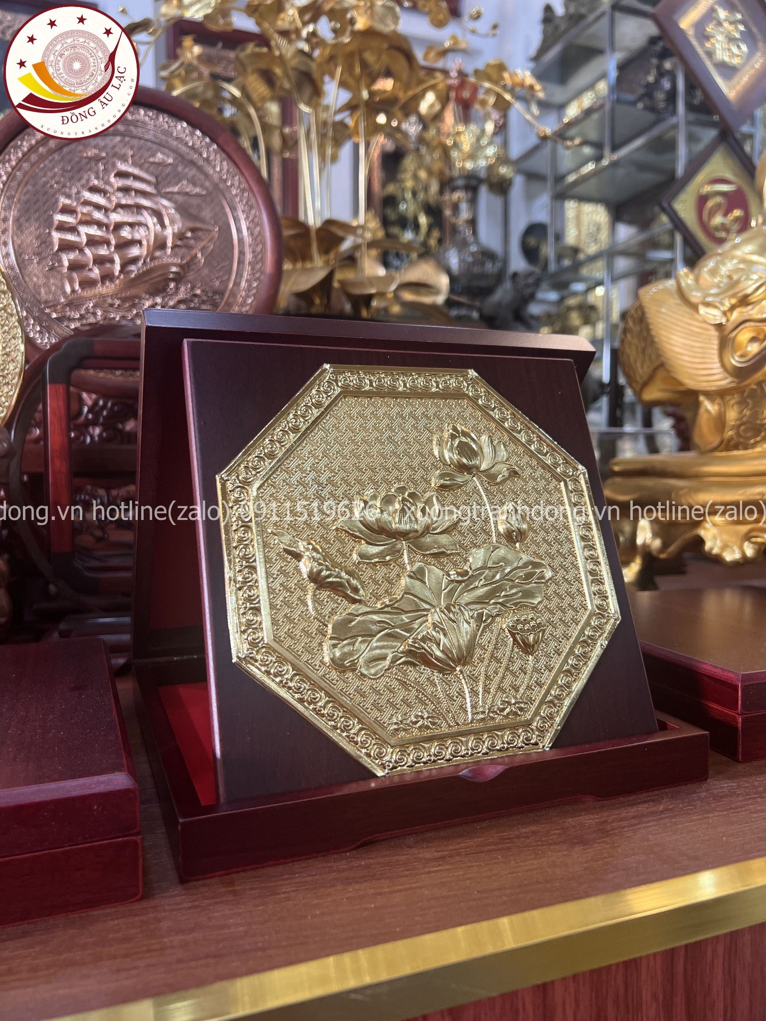 tranh qua tang hoa sen dong vang ma vang 24k de ban kich thuoc 23x23cm mau 2 xuong tranh dong