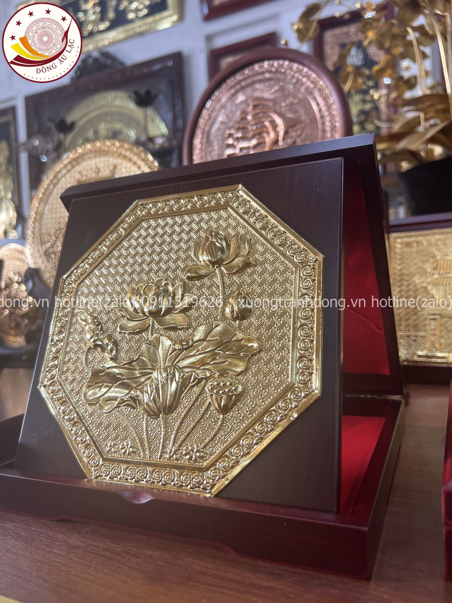 tranh qua tang hoa sen dong vang ma vang 24k de ban kich thuoc 23x23cm mau 2 xuong tranh dong
