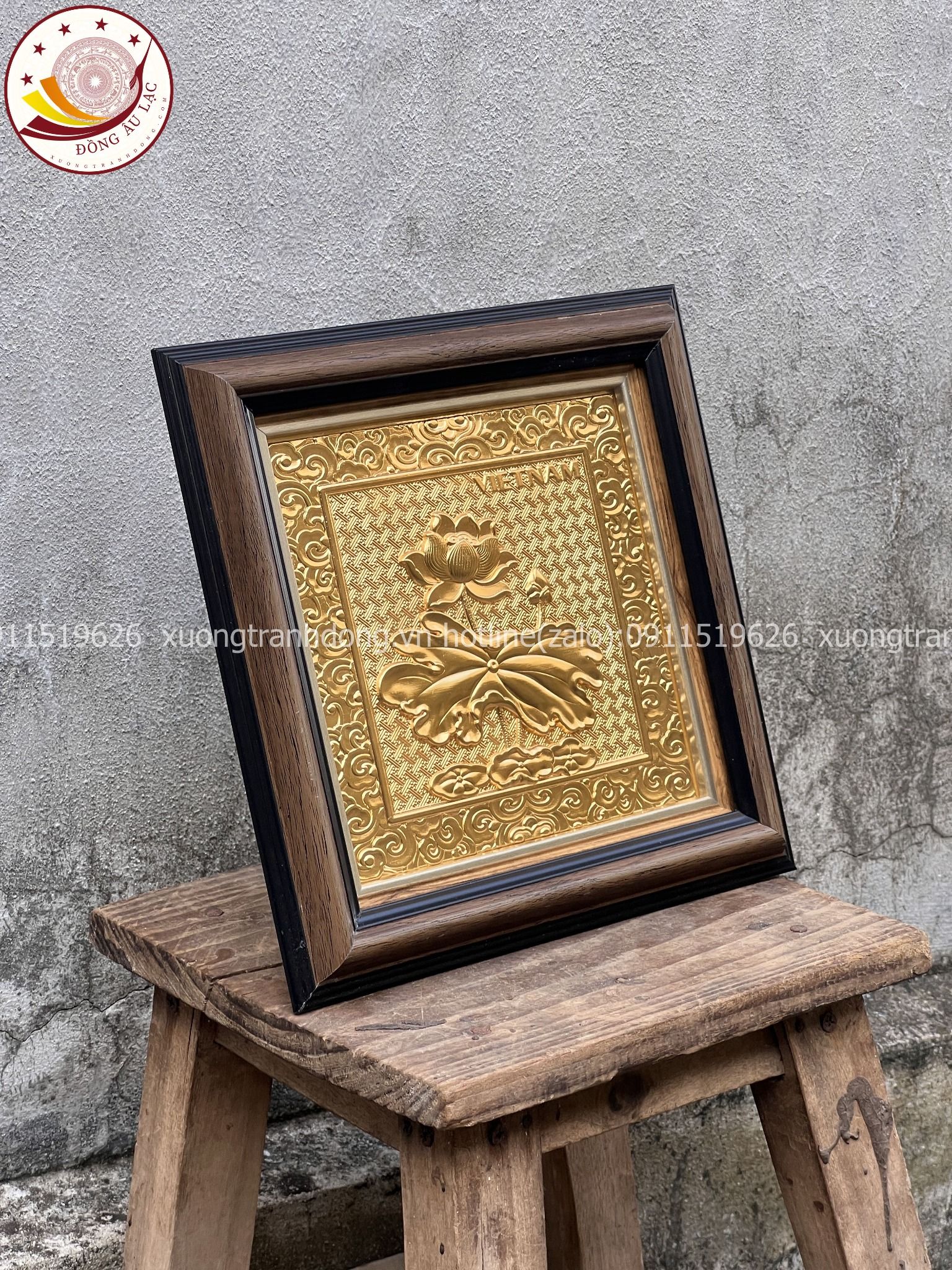 tranh qua tang hoa sen bang dong vang ma vang 24k de ban kich thuoc 26x26cm mau 2 xuong tranh dong