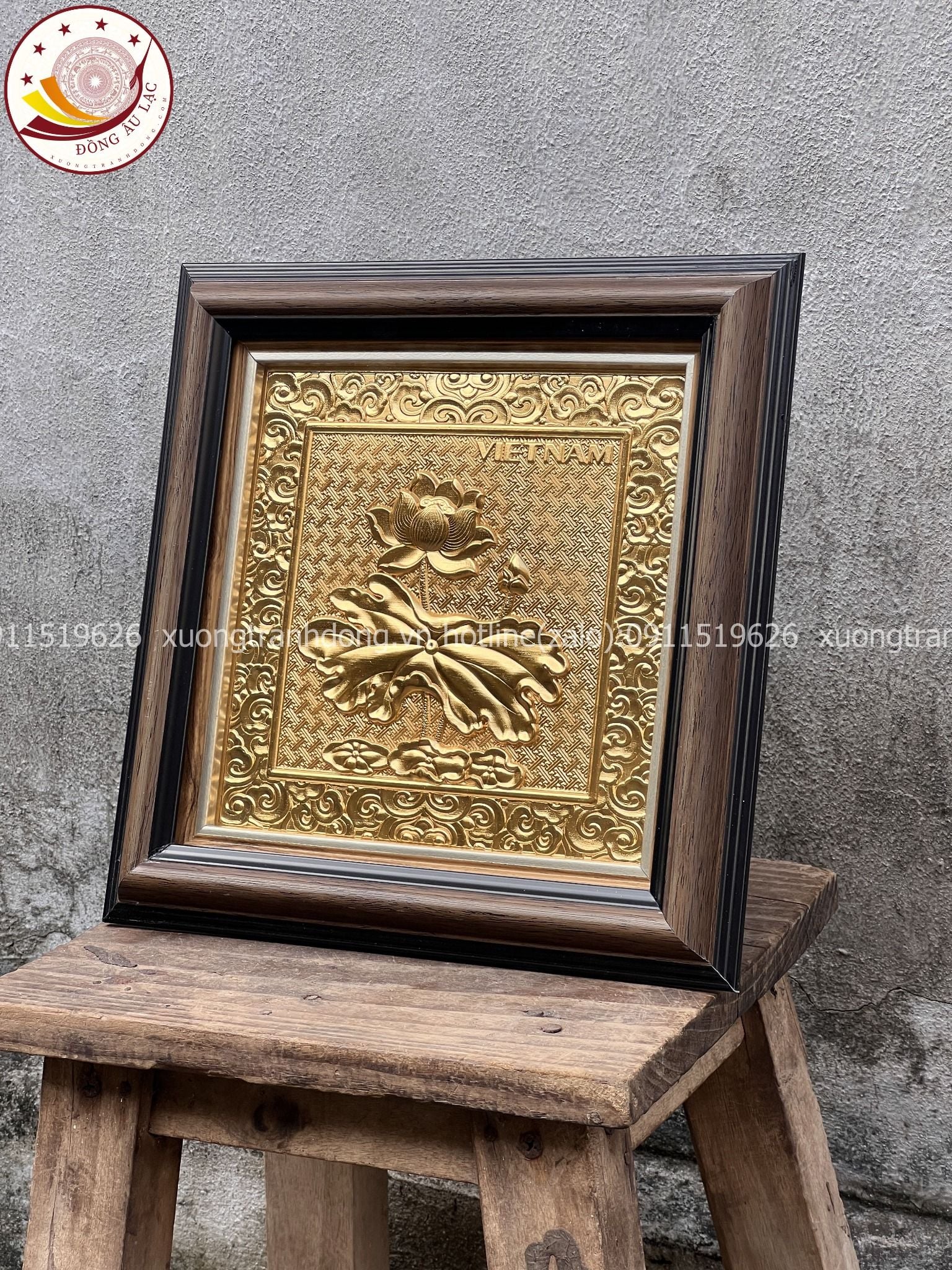 tranh qua tang hoa sen bang dong vang ma vang 24k de ban kich thuoc 26x26cm mau 2 xuong tranh dong