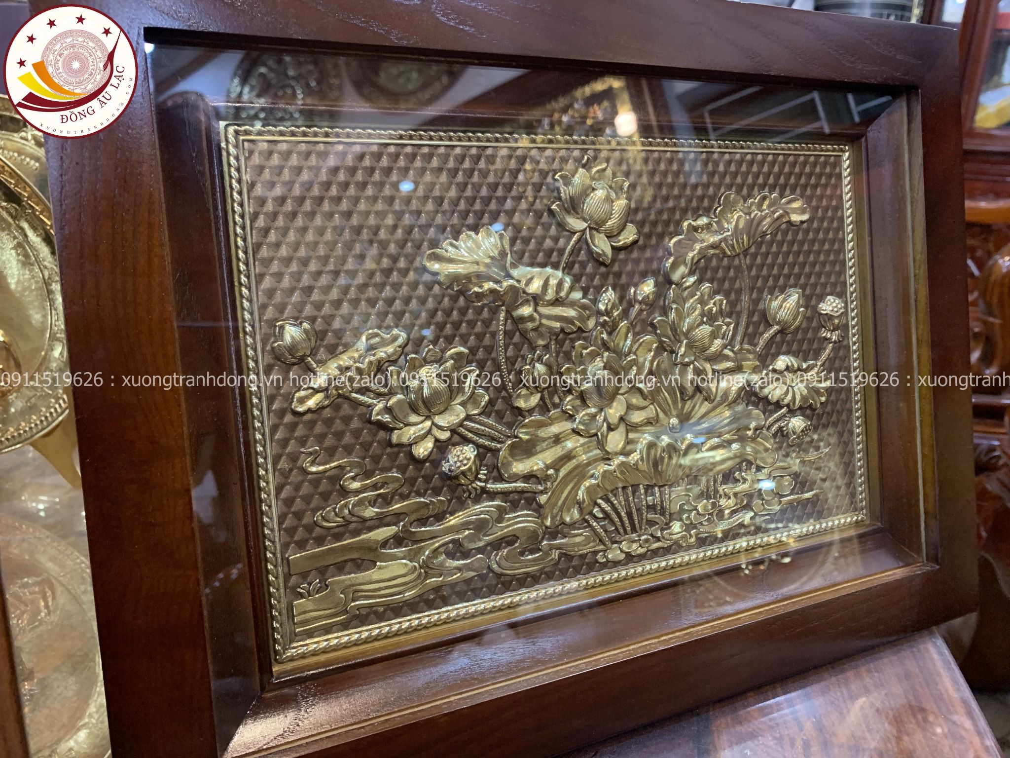 tranh qua tang hoa sen dong vang kich thuoc 38x54cm mau 1 xuong tranh dong