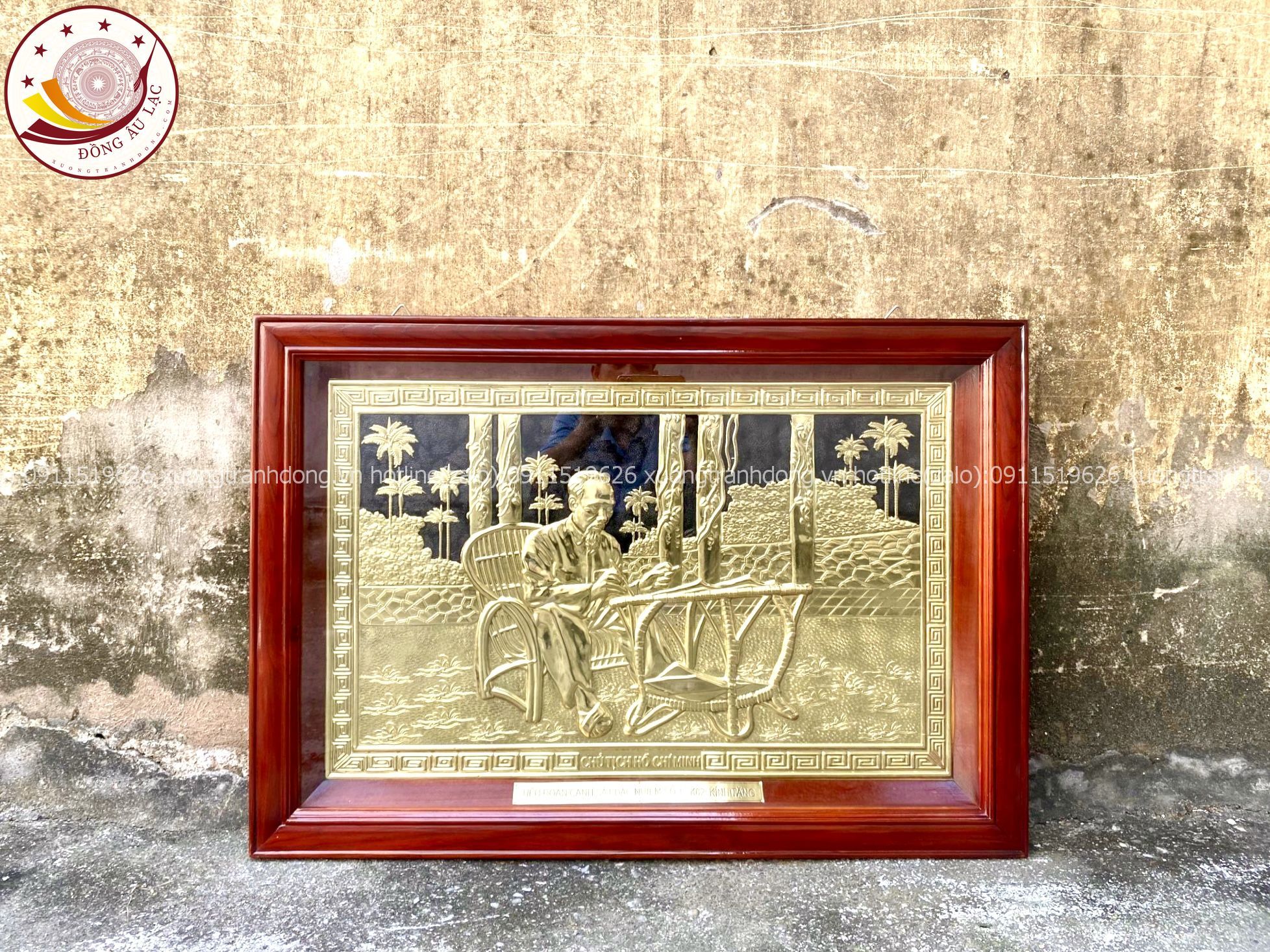 tranh qua tang danh nhan tranh bac ho ngoi ghe may dong vang kich thuoc 66x81cm mau 2 xuong tranh dong