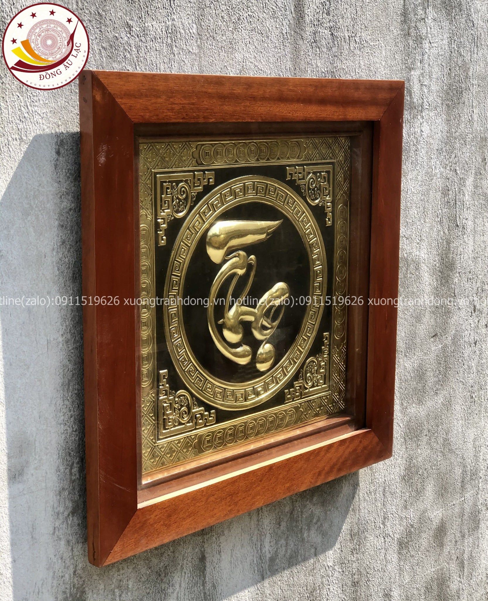 tranh qua tang chu tho bang dong vang kich thuoc 45x45cm xuong tranh dong