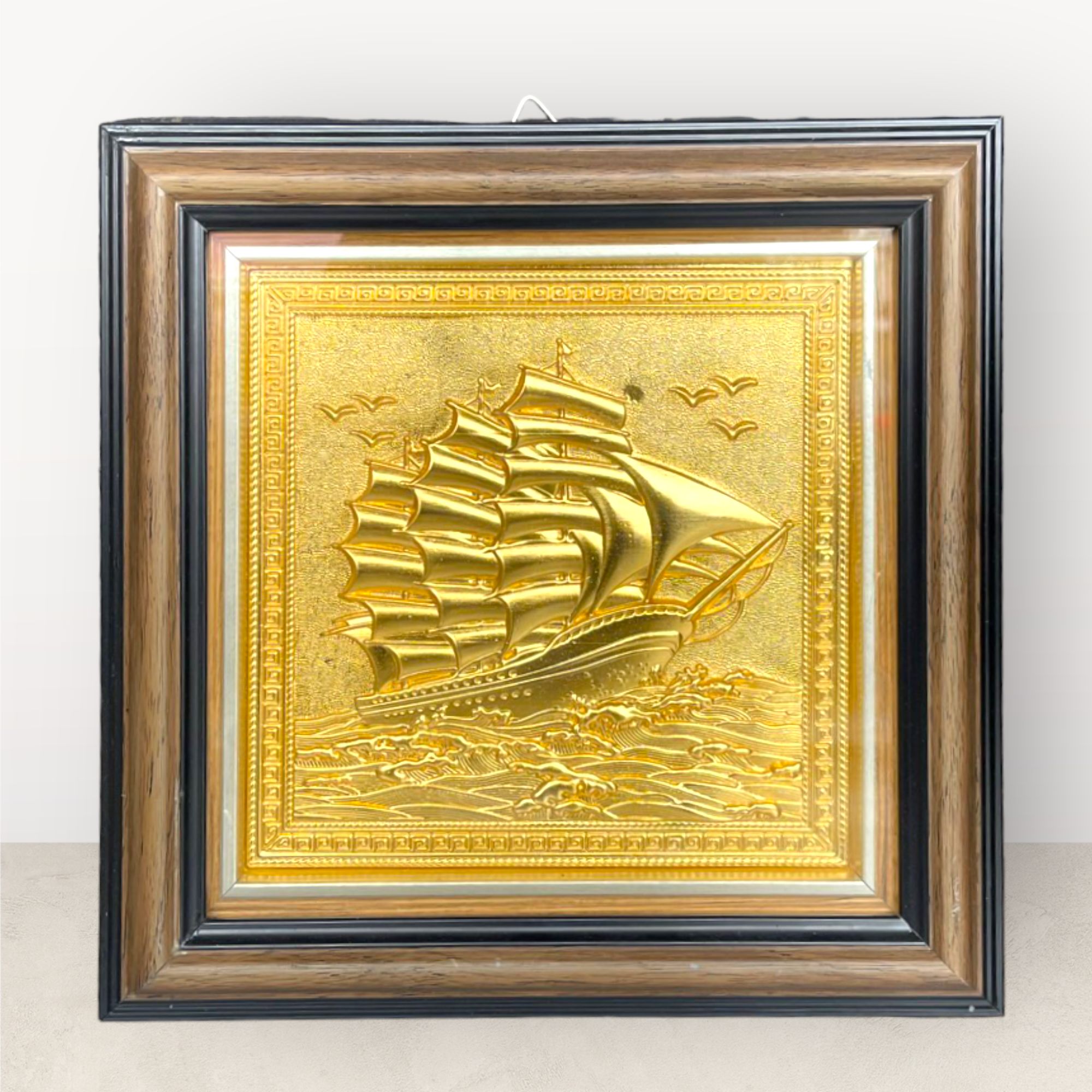 tranh qua tang thuan buom xuoi gio dong vang dat vang kich thuoc 30x30cm xuong tranh dong