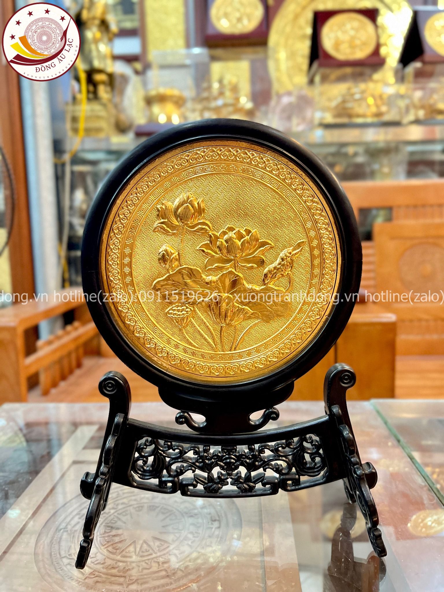 tranh qua tang hoa sen dong vang ma vang 24k de ban kich thuoc 35x25cm xuong tranh dong