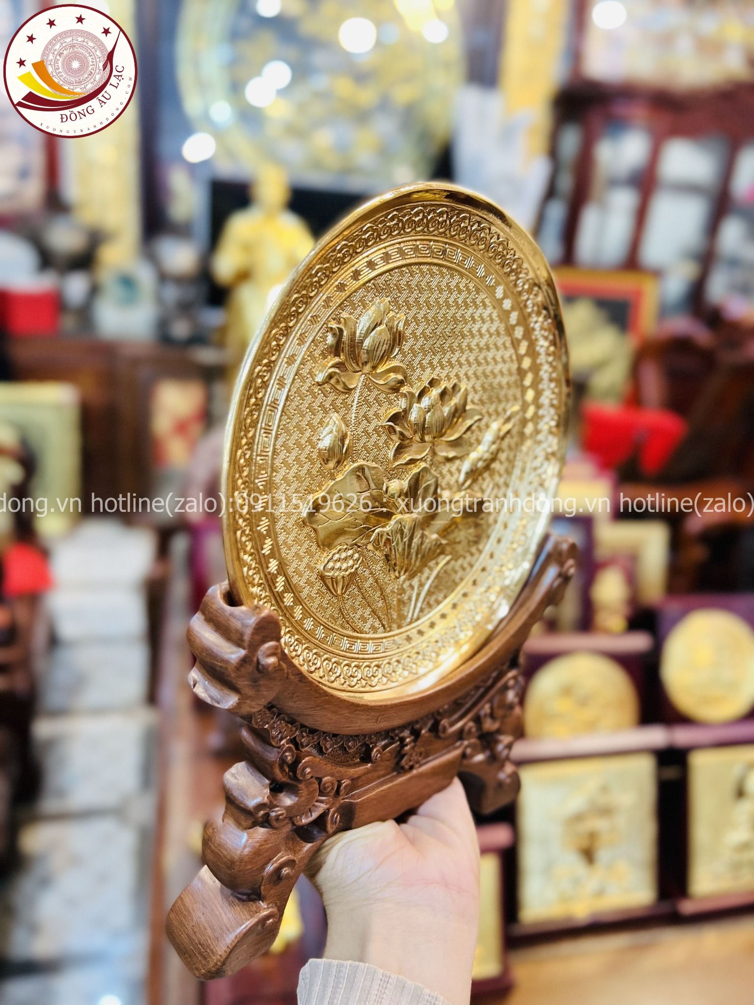 tranh qua tang hoa sen dong vang ma vang 24k de ban duong kinh 26cm xuong tranh dong