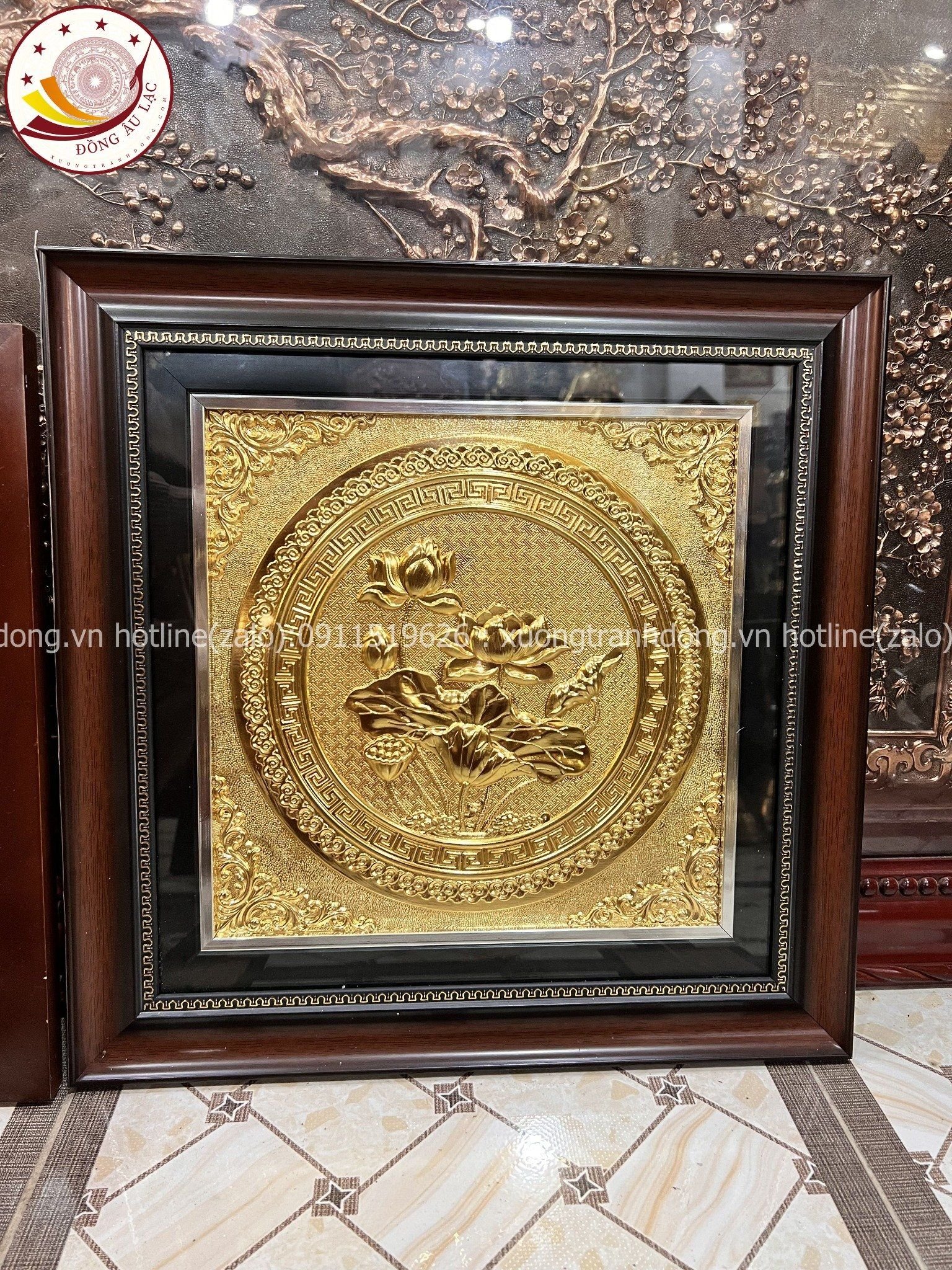 tranh qua tang hoa sen dong vang ma vang 24k kich thuoc 42x42cm mau 1 xuong tranh dong