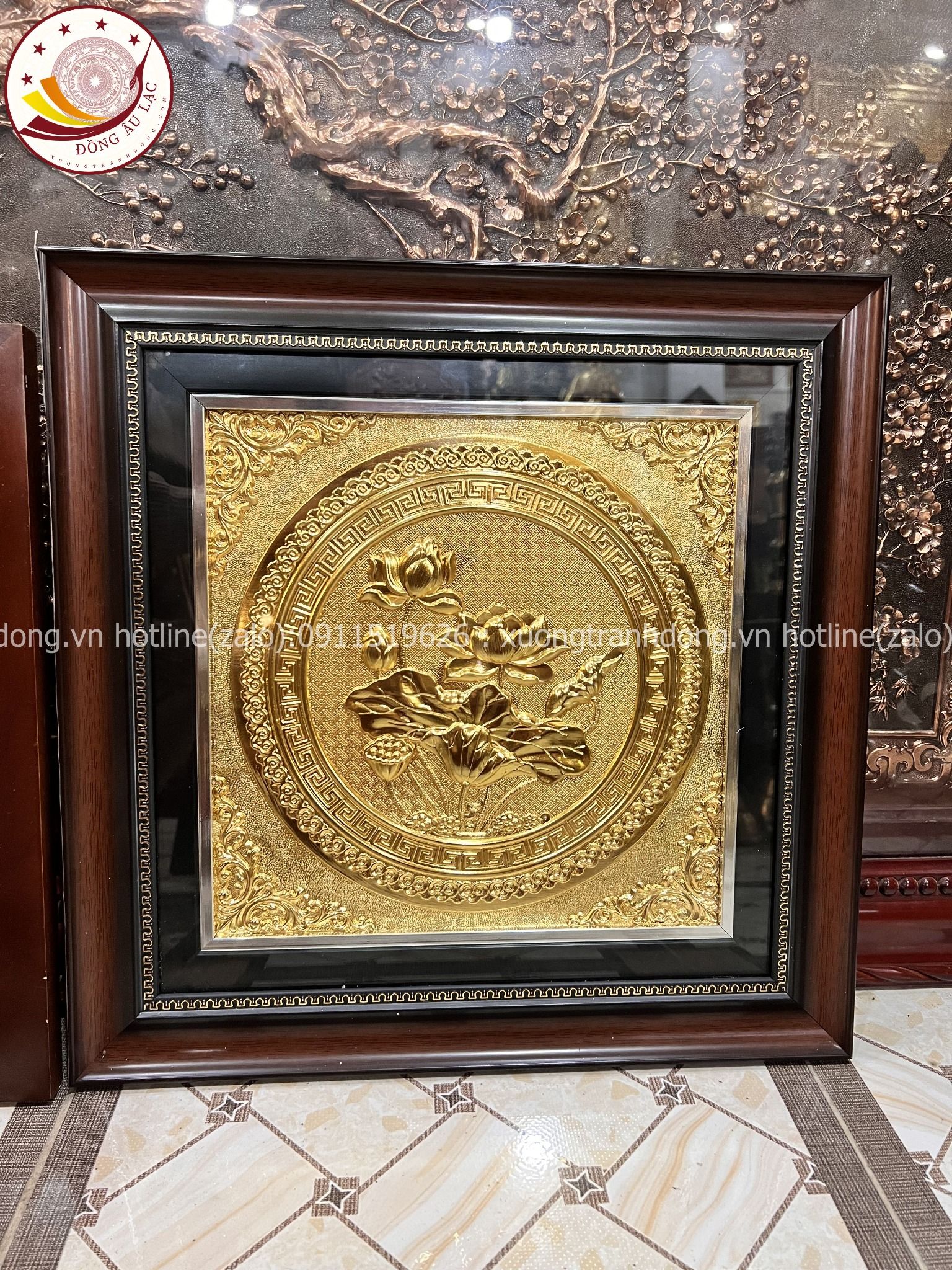 tranh qua tang hoa sen dong vang ma vang 24k kich thuoc 42x42cm mau 1 xuong tranh dong