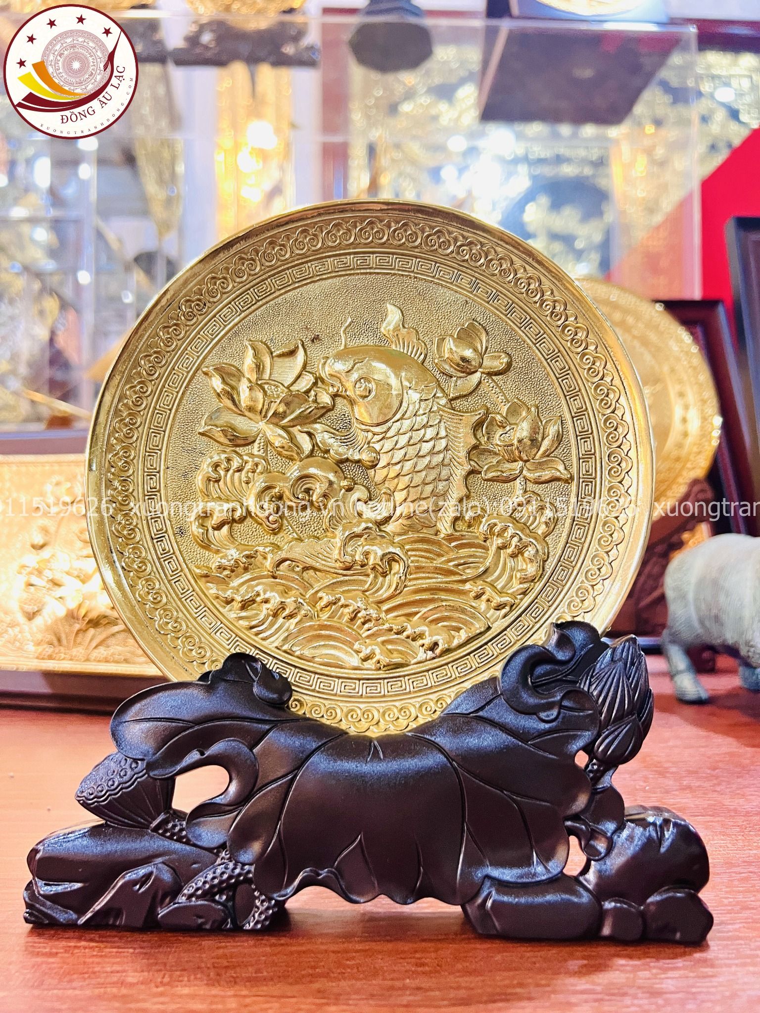 tranh qua tang hoa sen ca dia dong vang de ban de go ma vang 24k duong kinh 19cm xuong tranh dong