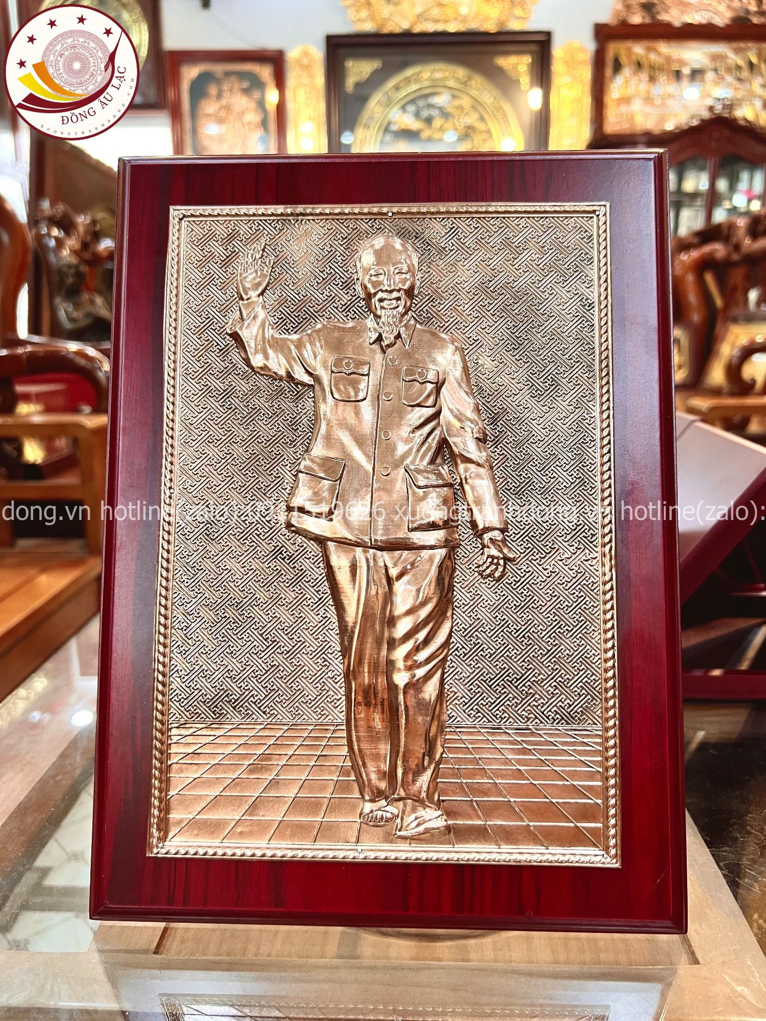 tranh qua tang danh nhan tranh bac ho dung chao bang dong vang de ban kich thuoc 23x32cn mau 1 xuong tranh dong