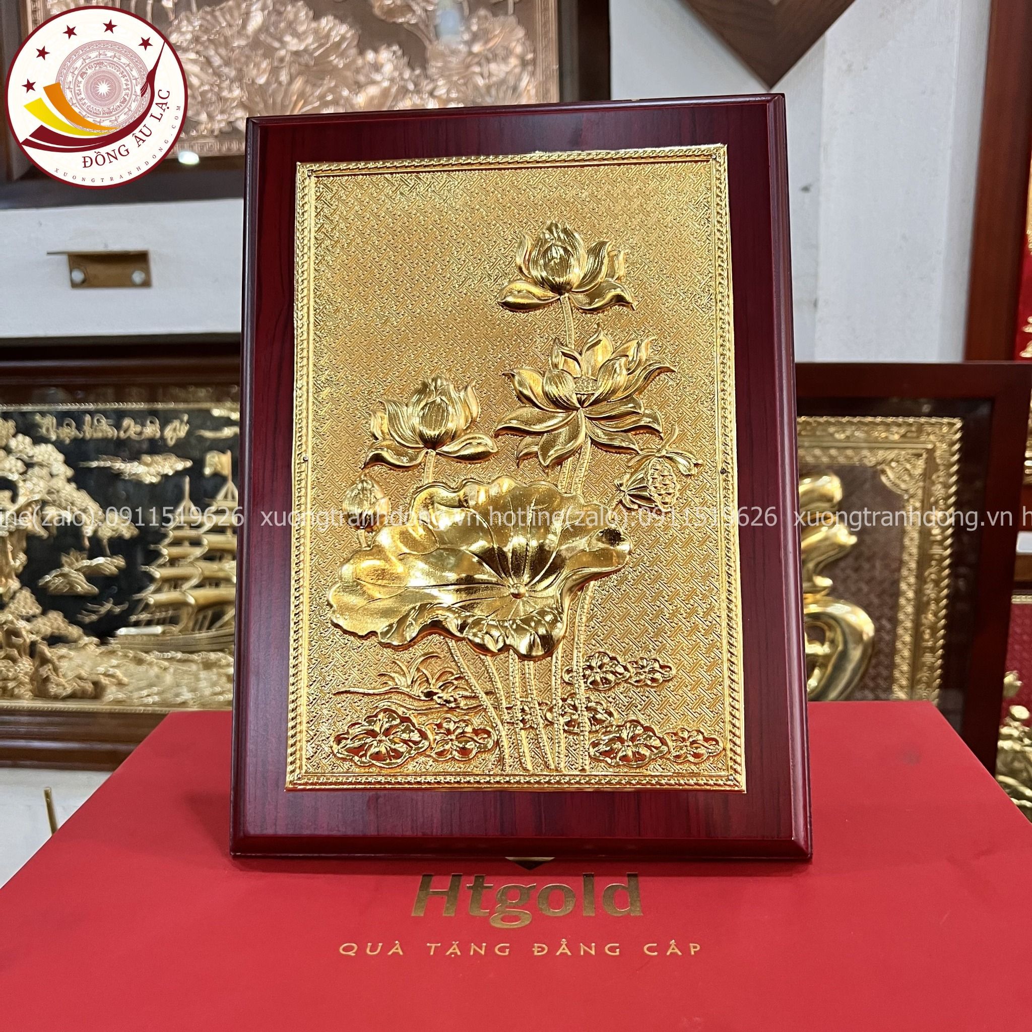 tranh qua tang hoa sen bang dong vang ma vang 24k de ban kich thuoc 23x32cm mau 3 xuong tranh dong