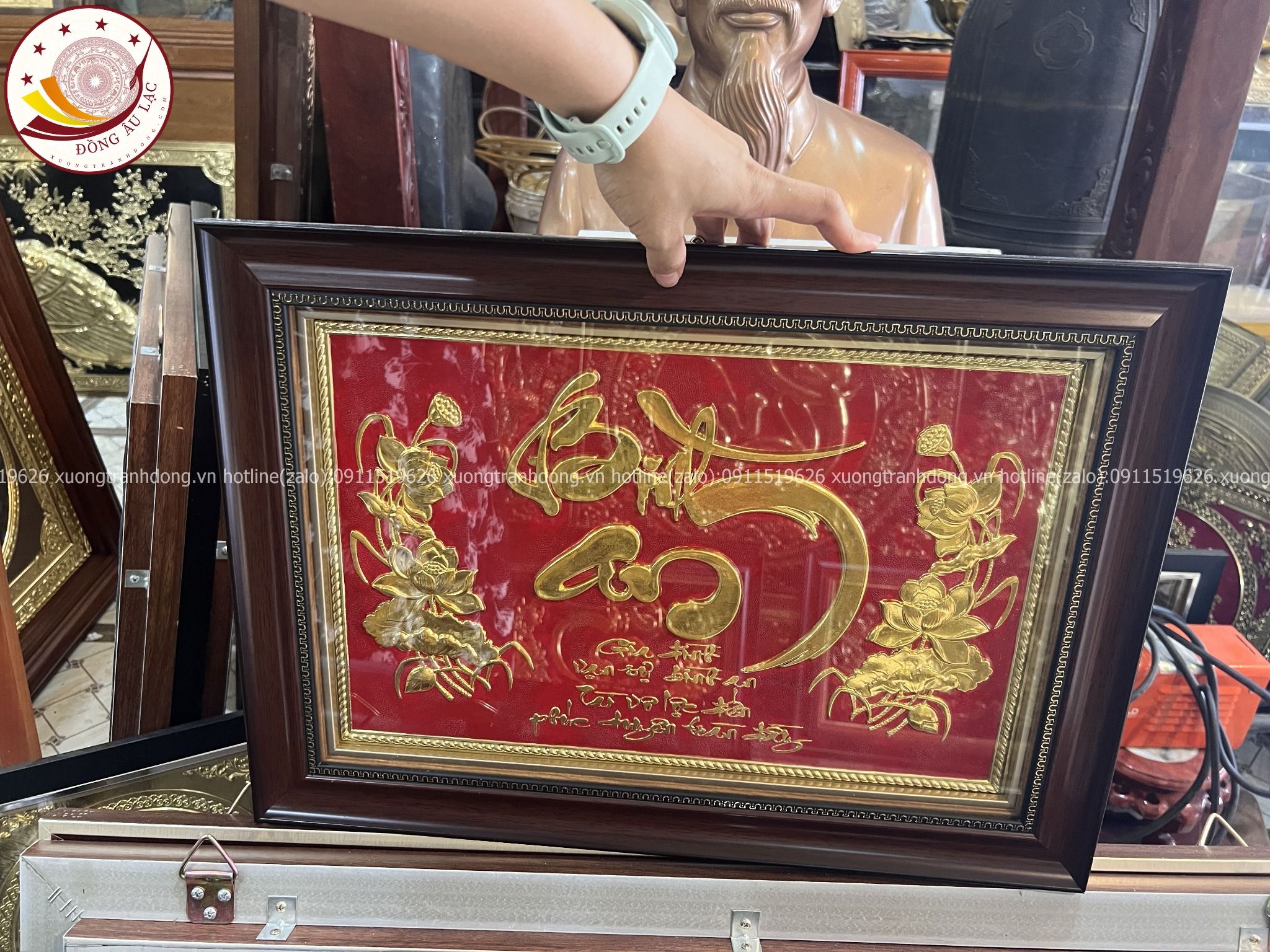 tranh qua tang chu binh an bang dong vang dat vang 24k kich thuoc 38x54cm mau 2 xuong tranh dong